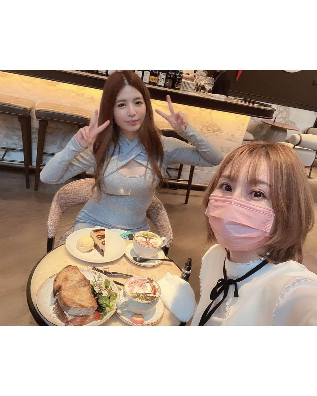 辰巳ゆいさんのインスタグラム写真 - (辰巳ゆいInstagram)「クロッフル食べたくて、行ったら終わってたよー😭 食べたかったのが全部食べれず💦 悲しい、、、  また、リベンジしなければ！  桜ラテ🌸可愛かった💕 サンドウィッチも美味しかったけど、1箇所マスタード辛くて震えてたw🙄」4月4日 16時30分 - yuitatsumi