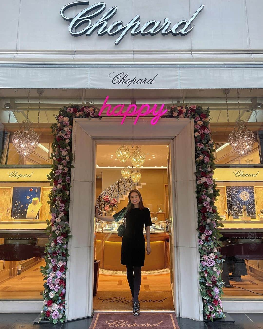 黒木なつみさんのインスタグラム写真 - (黒木なつみInstagram)「⁡  銀座のChopard本店でジュエリーを見ながらお茶ができるカフェが登場🎀💐✨ @chopard ✨💐🎀 ⁡ 素敵なジュエリーに今日もたんまり癒されたぁ💎付けるだけでHappyになれちゃうショパール💫お近くの際は是非行ってみてね😌 ⁡ #Chopardhappydiamonds  #WhatMakesMeHappy #HappyPopupGinza #5/8まで誰でも🙆‍♀️」4月4日 16時45分 - natsumi0086