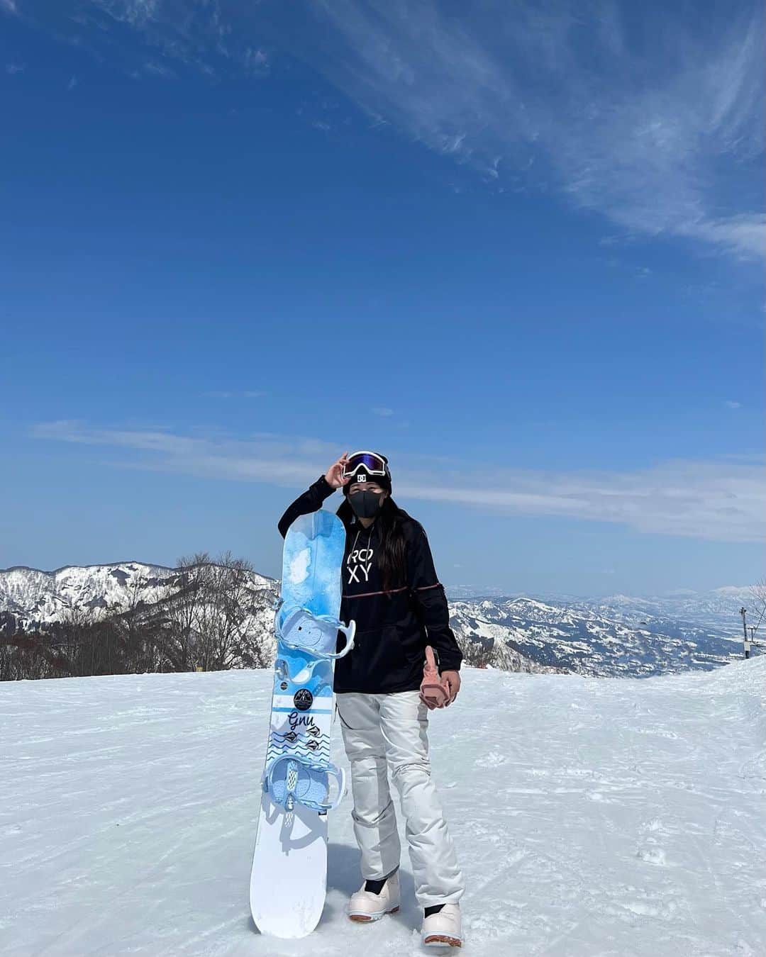 ちとせよしのさんのインスタグラム写真 - (ちとせよしのInstagram)「ターンできるようになったよ〜🏂 アザ1個も作ってません！許されたい！許して下さい！www 趣味＆特技が増えたかな（* ॑꒳ ॑*）  このビンディング可愛すぎ❄️諸々タグ付けしました！ 次のシーズンも楽しみです♡  #snowboarding #snow #roxysnow #gnusnowboards #volcom #スノボ #スノボ女子 #スノボウェア」4月4日 18時18分 - chitose_yoshino