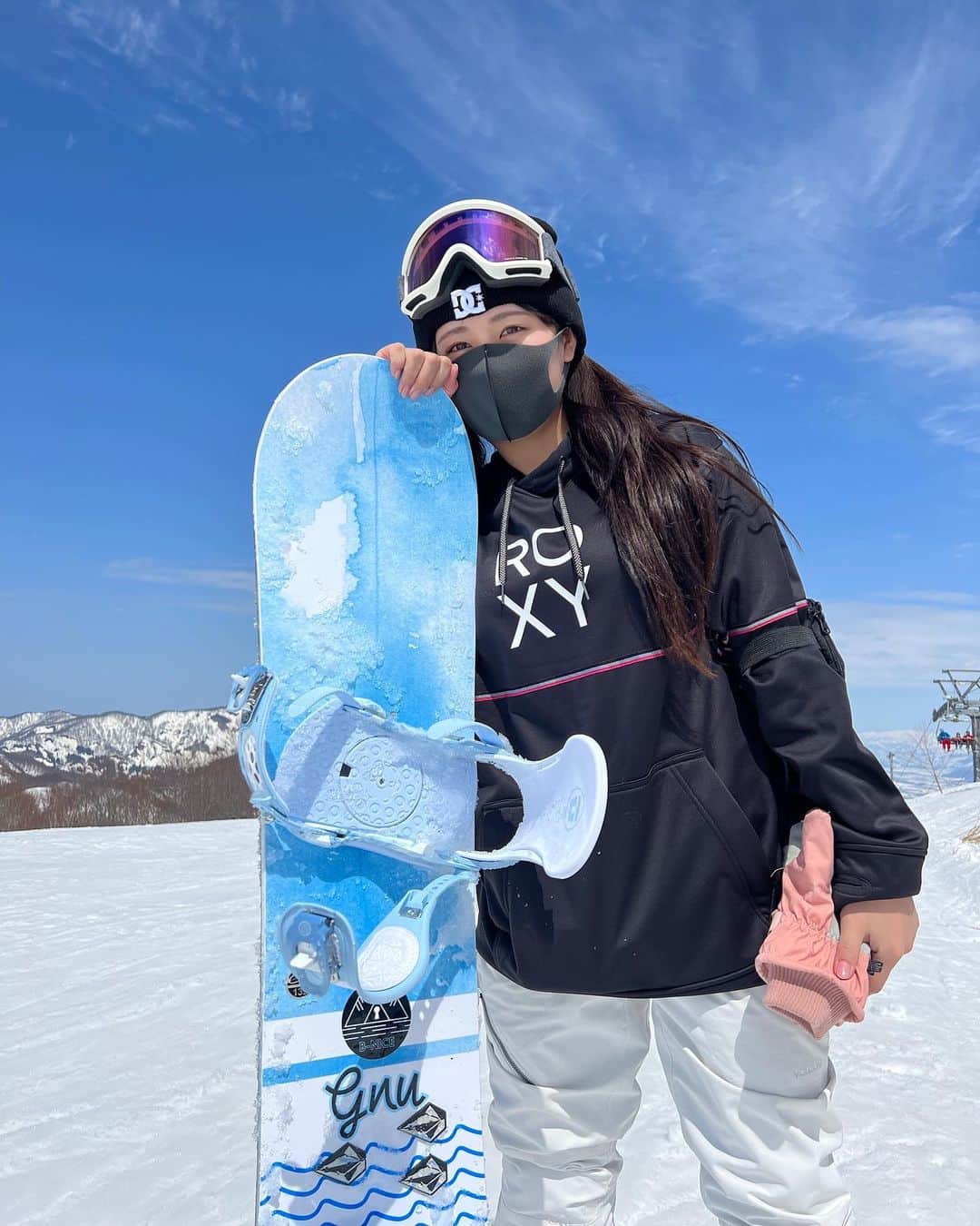 ちとせよしのさんのインスタグラム写真 - (ちとせよしのInstagram)「ターンできるようになったよ〜🏂 アザ1個も作ってません！許されたい！許して下さい！www 趣味＆特技が増えたかな（* ॑꒳ ॑*）  このビンディング可愛すぎ❄️諸々タグ付けしました！ 次のシーズンも楽しみです♡  #snowboarding #snow #roxysnow #gnusnowboards #volcom #スノボ #スノボ女子 #スノボウェア」4月4日 18時18分 - chitose_yoshino
