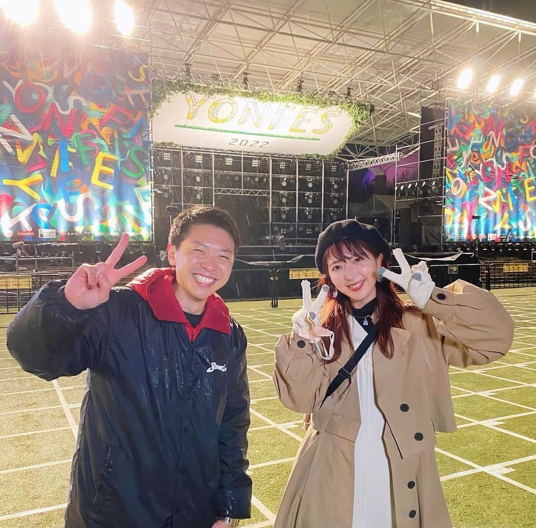 白井奈津さんのインスタグラム写真 - (白井奈津Instagram)「\ YON FES 2022 /  やっぱり特別なフェスなんだと わさわさ感動しながら 3年ぶりの開催を全身で堪能した🌸  昨日のfindoutでは最速でYON FESでのフォーリミライブ音源をOAさせてもらいましたっ🤝📻✨  しかも2曲‼︎ 2日目のあの言葉からのあの曲と 1日目の地元で聴くからまた格別なあの曲👈  聞き逃した人はタイムフリーでね‼︎ 余韻でまだずっと幸せ🤭👂  写真はヨンフェス取材してたメーテレのアナウンサーうえちゃんと✨  終演後に多分〆の撮影してたので突撃したら、ちゃっかりめちゃくちゃいいアングルで写真撮れました📸笑 雨すらいい感じ🫶  メーテレBomberEでもきっと何かしらたっぷり放送されると思うから楽しみにしてようねーー🌈  #yonfes2022 #yonfes #04limitedsazabys #フォーリミ #zipfm #findout #radiko #タイムフリー #サウシーのライブレポもしたよ #メーテレ #bombere #うえちゃん #上坂アナウンサー @takashi_uesaka_nbn  #同い年 #仕事仲間であり友達🌸 #私の手袋がちとダサい」4月4日 18時51分 - shirai_natsu