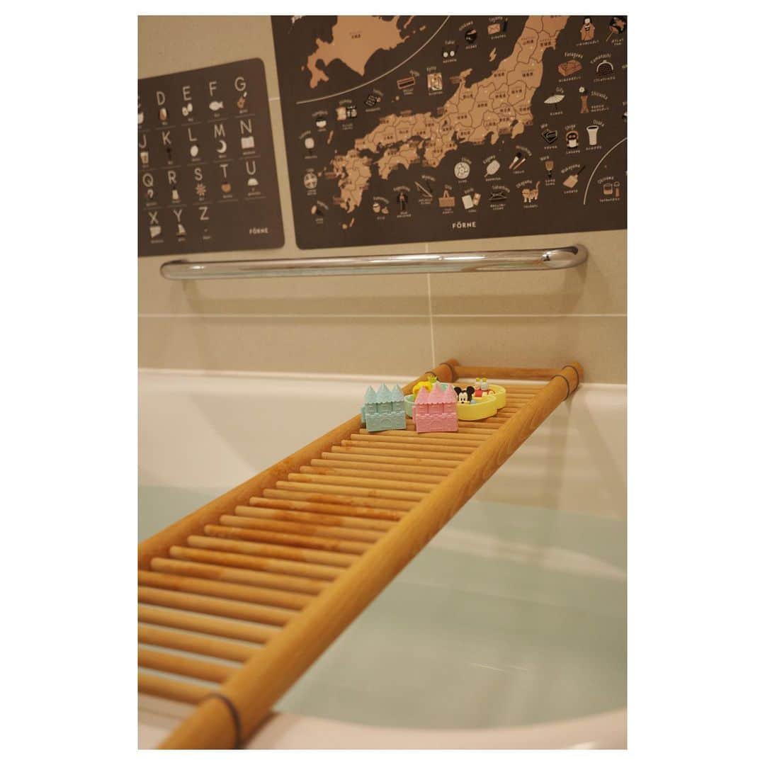 高垣麗子さんのインスタグラム写真 - (高垣麗子Instagram)「* 今日は帰宅をして鯉のぼりのシールを貼りました🎏  娘、こどもの日が待ち遠しいそう  お風呂の壁にはアルファベットと地図のポスター  ただ貼っておくだけで行事を認識できたり住んでいる東京の場所を覚えたり...✨ 訪れたことのある宮崎、石川、神奈川を指差しては嬉しそう👧🏻✨  私も忘れがちなこと、壁に貼っておこうかな。。。🙄  * #4歳8ヶ月 #myhome」4月4日 19時08分 - reikotakagaki