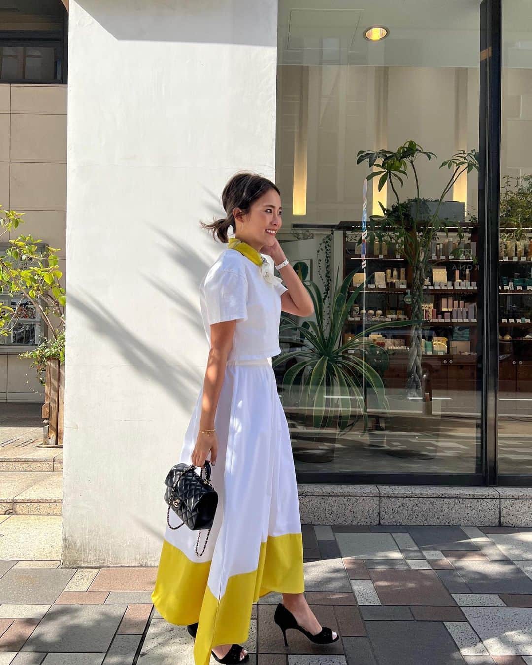 Risako Yamamotoさんのインスタグラム写真 - (Risako YamamotoInstagram)「🐝🤍🖤  久しぶりにヒールを履いたら新鮮な感じに♡ スカーフは見えないけどハチさん柄🐝 スカートの色と合わせました💛  弱撥水でシワにもなりにくいので、この夏たくさん履きたいスカート！♡ 白でこんな便利なスカート欲しかった🤍  #ootd #fashion #coordinate #outfit #rosymonster #manoloblahnik #chanel」4月4日 19時19分 - risako_yamamoto