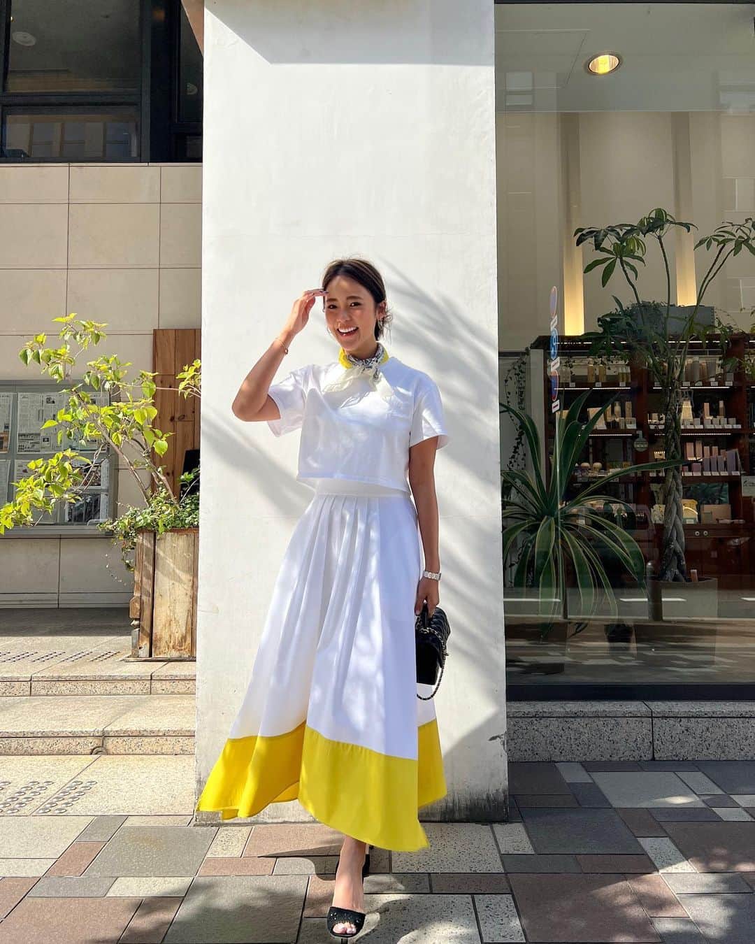 Risako Yamamotoさんのインスタグラム写真 - (Risako YamamotoInstagram)「🐝🤍🖤  久しぶりにヒールを履いたら新鮮な感じに♡ スカーフは見えないけどハチさん柄🐝 スカートの色と合わせました💛  弱撥水でシワにもなりにくいので、この夏たくさん履きたいスカート！♡ 白でこんな便利なスカート欲しかった🤍  #ootd #fashion #coordinate #outfit #rosymonster #manoloblahnik #chanel」4月4日 19時19分 - risako_yamamoto