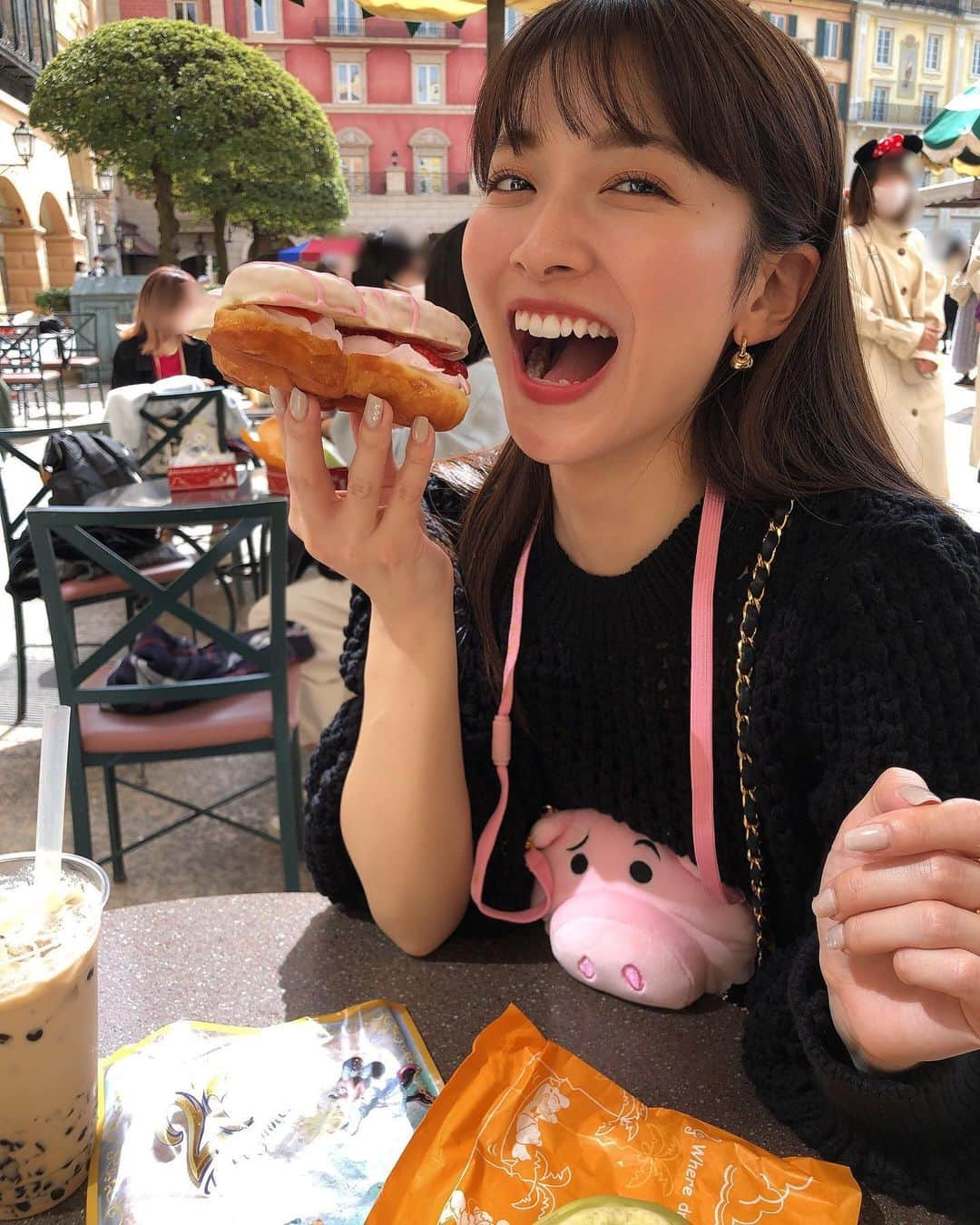 山本里菜さんのインスタグラム写真 - (山本里菜Instagram)「. 先日久しぶりにディズニーに遊びに行きました♡！！  混んでて3つしかアトラクションに乗れなかったのでひたすら食べまくるディズニーになりました🧁❤️  楽しかったなぁ〜！！ ディズニーはご飯も美味しいから最高ですよね✨  次はランドに行きたいな😆  #ディズニー　#ディズニーシー #ディズニーフード #ディズニーコーデ」4月4日 19時51分 - rinayamamoto_0622