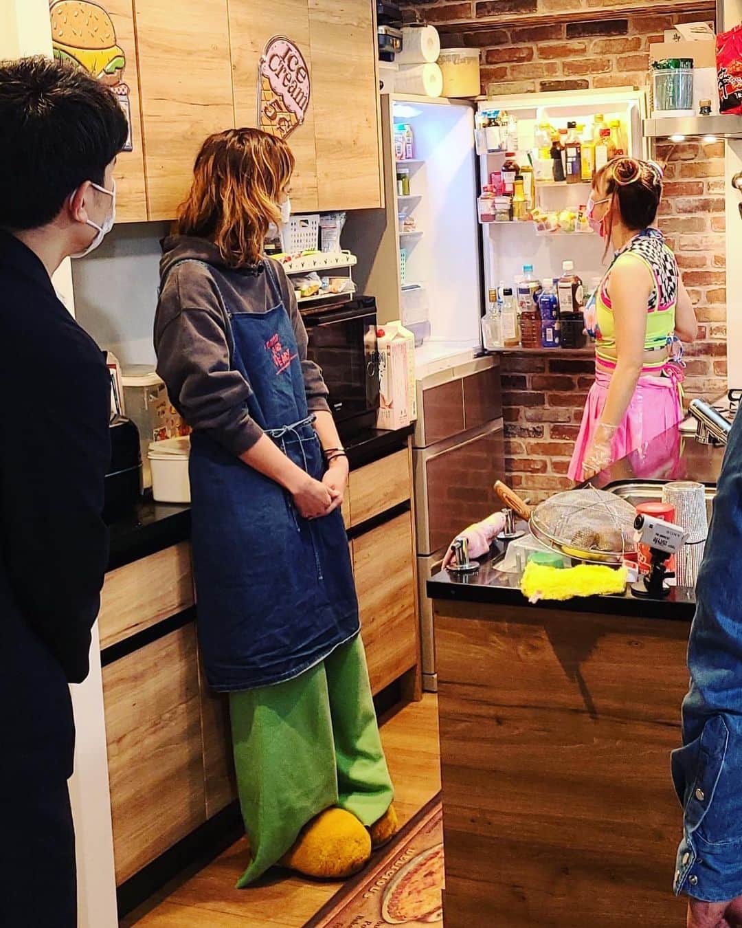 西山茉希さんのインスタグラム写真 - (西山茉希Instagram)「フワちゃんと篠原アナと島本先生が、 我が家にチェックのご来店。  冷蔵庫の中身は、 おうちの裸見せる気分にナルンデス。  #ヒルナンデス #西山食堂冷蔵庫  二度目ましての先生が、 褒めてくれて嬉しかった日。  楽しいロケでした。 西山茉希でした🤫 🌈🙏🌈」4月4日 20時34分 - maki.nshiyama50