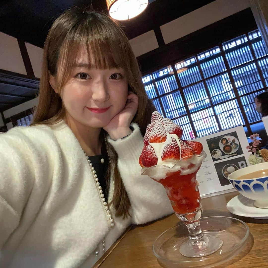 上野貴穂さんのインスタグラム写真 - (上野貴穂Instagram)「. カナカナさんのいちごパフェ🍓 カルダモンクリームが入っているそうで✨ 甘いだけではなく スパイスのぴりっとした感じもあって とってもおいしかった😋💕 ⁡ #奈良 #カナカナ」4月4日 20時46分 - kiho_ueno