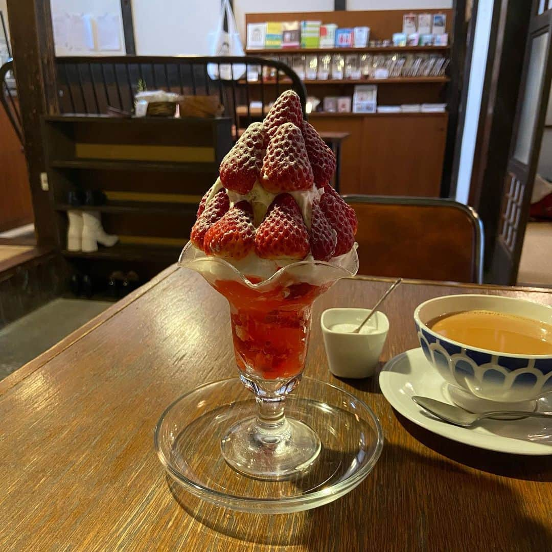 上野貴穂さんのインスタグラム写真 - (上野貴穂Instagram)「. カナカナさんのいちごパフェ🍓 カルダモンクリームが入っているそうで✨ 甘いだけではなく スパイスのぴりっとした感じもあって とってもおいしかった😋💕 ⁡ #奈良 #カナカナ」4月4日 20時46分 - kiho_ueno