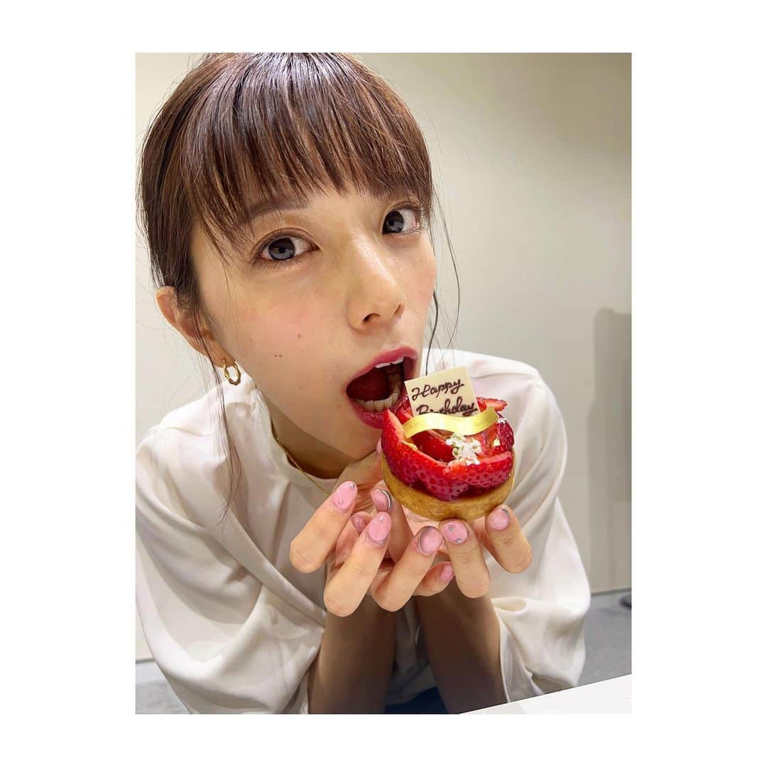 三谷紬さんのインスタグラム写真 - (三谷紬Instagram)「* 本日誕生日を迎え、 28歳になりました🎂❤︎ 沢山のメッセージありがとうございます😭 新日ちゃんぴおん。の収録では 棚橋選手、YOH選手、ワト選手、スタッフに 祝っていただきました。 年甲斐もなく、 三輪車に跨って記念写真✌️❤︎ プレゼントに花束、お手紙までいただきました🥺 . そして今日は倍速ニュースで スタッフのみなさんからケーキのサプライズが…😭 もう３年もお世話になっている倍速スタッフ！ ニュースをたくさん教えてくれて 本当に育てて貰っております…… どの番組でも 最高なスタッフに囲まれて日々幸せです！🙇‍♀️ 28歳も自分らしく！！ 人にも自分にも甘く！！笑 様々なことにチャレンジしていきたいです☺️ これからも皆さまよろしくお願い致します！ . 最後に、 棚橋選手から頂いたメッセージ 「紬」が「袖（?）」になっていました😂 さすが噛み様ですね🙏笑 嬉しいメッセージ ありがとうございました☺️ * #誕生日#birthday#birthdaycake#お祝い#28th#28歳#april#4th#4#4月#4月生まれ#4日#棚橋弘至 選手#笑#😂#abema#倍速#news#abematv#ありがとうございます#テレビ朝日#アナウンサー#三谷紬」4月4日 20時55分 - mitani_tsumugi