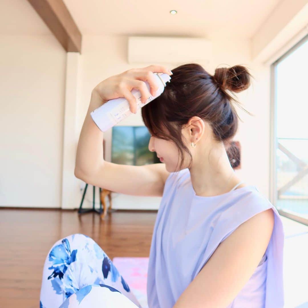 権田裕美さんのインスタグラム写真 - (権田裕美Instagram)「🍉🏝  最近では1日数回レッスンをするので 終わった後には汗だく〜なんてことも🤭💦  ボディケアを手に取ることは多いですが、  髪・頭皮のケアってみなさんどうしていますか？  わたしはずっと気になりながらもそのまま過ごしてきましたが…！！  花王さまからいただいた“外シャンプー“ができる メリットデイプラス ドライシャンプースプレーとシートを使ってみました♪  いつでも、どこでも持ち歩けるドライシャンプーで レッスン後の頭もすっきり！ 気持ちもリフレッシュできます✨ 爽やかな香りでニオイケアにも🌷✨  #メリットデイプラス #外シャンプー #ドライシャンプー #PR . . . . . . . . . . . . . . . . . . . . . . #ゆみヨガ#ヨガインストラクター#mamagirl #食育#おうちごはん#食べ方#グルテンフリー#オーガニック#痩せる食事 #痩せる方法 #ゆみヨガ#ユミトレ#ノーファンデお肌#薬膳コーディネーター ネーター#低カロリー高タンパク質#ダイエット方法#痩せ方#むくみ解消 #むくみ改善 #筋膜リリース」4月4日 21時02分 - yumigonda