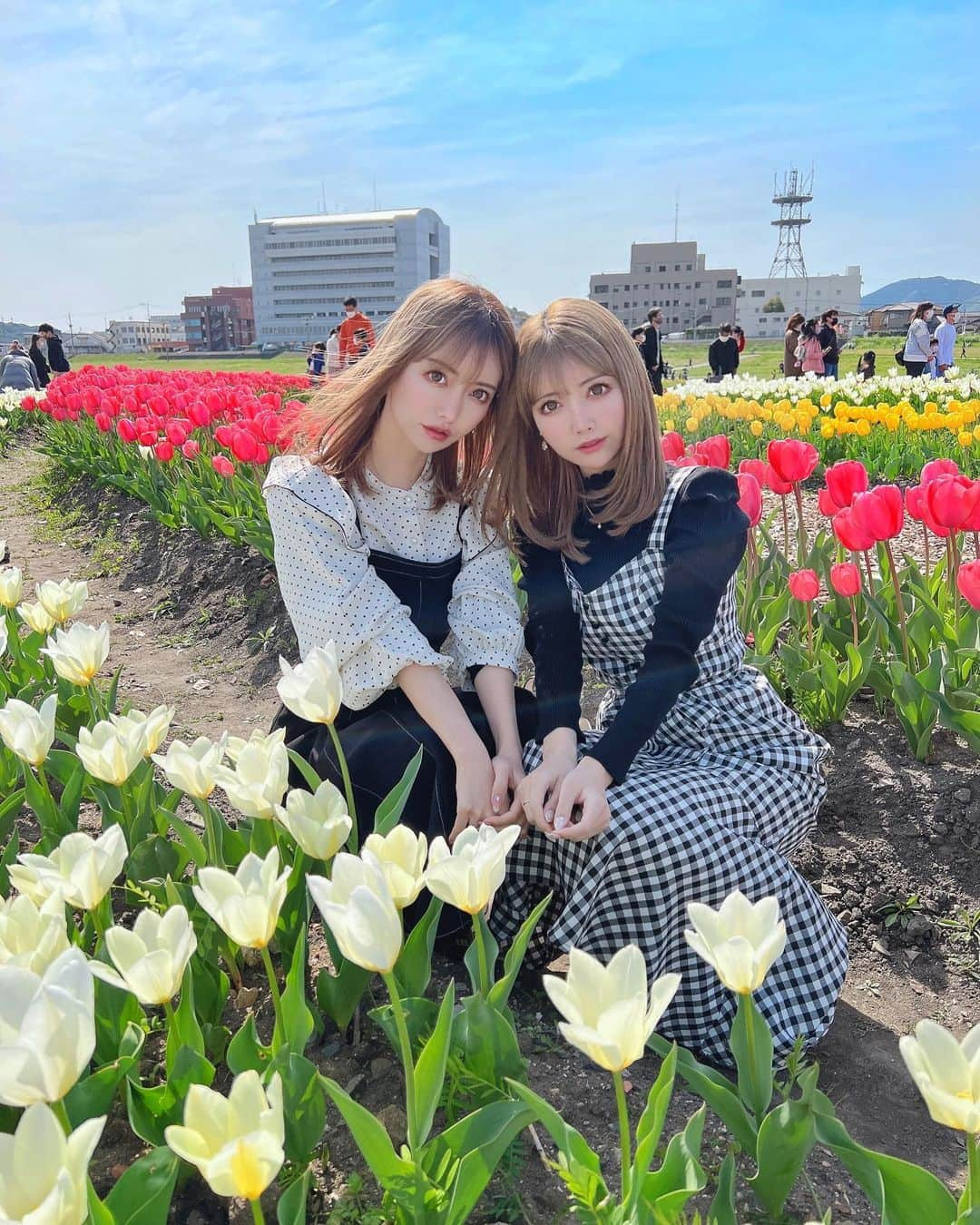 吉川ちえさんのインスタグラム写真 - (吉川ちえInstagram)「【🌷🌷🌷🌷🌷🌷】 . ちかさんと直方にある 直方チューリップ祭へ😙💕 めっちゃチューリップ凄かった👏 河川敷にたくさんのチューリップ 咲いてて心が癒されました🌈 . 地元でじいちゃんと面会したり チューリップや桜、菜の花・・・✨ 癒される事沢山でほっこりした毎日を過ごしてる😘🧡 . #直方 #直方市 #直方チューリップフェア  #チューリップ #チューリップ祭」4月4日 21時59分 - yoshikawachie_16