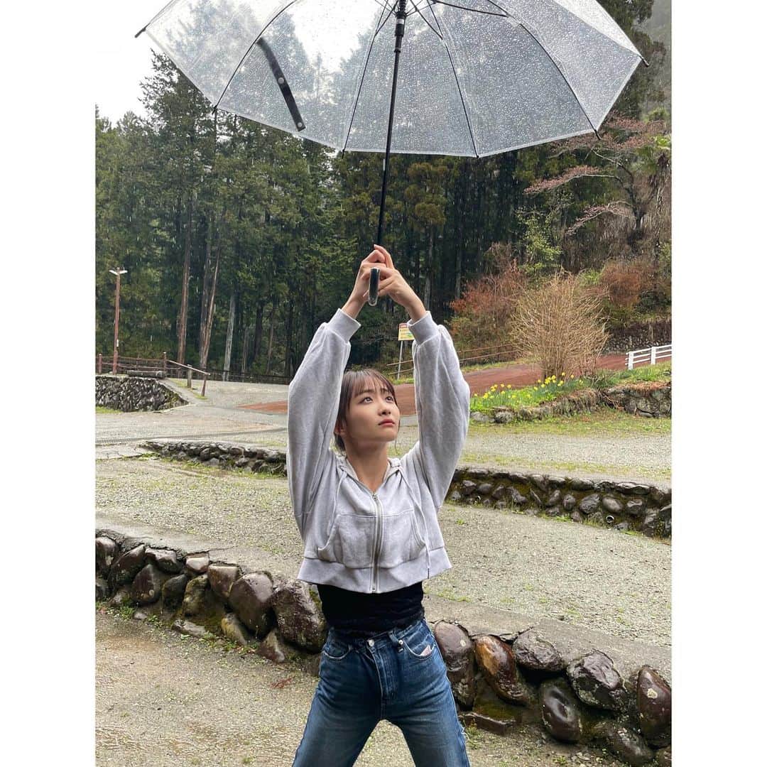 石川翔鈴さんのインスタグラム写真 - (石川翔鈴Instagram)「. 早朝から某ホラー映画の撮影をしておりました。 まだ少し先となりますが、情報解禁お楽しみに☺︎  (全然ホラー要素のないオフショット。降り止まない雨を受け入れました。)」4月4日 22時36分 - karen__i328