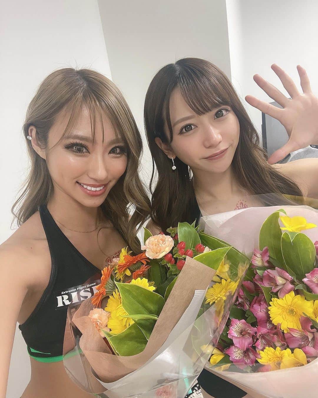 HIKARUさんのインスタグラム写真 - (HIKARUInstagram)「RISEラウンドガール卒業💚 とても濃い1年4ヶ月🙌🏾 お花を頂きました♡ 田沼さんからもプレゼント頂きました💚 みんな大好きだよ！！ ありがとうございました💚💚  #格闘技　#MISHONE  #ギャル　#日焼け #黒肌　#日サロ　#グラビア　#水着  #金髪 #撮影　#プラチナムプロダクション  #メイク　#レースクイーン　#ラウンドガール　#RISE  @coco_coco000  @rin__sakura  @hoshina_mizuki  @yuki_kiyose_  @rintakahashi0809  @planet_osiris  @930_chie.s  @chiho1128_i  @hana_0824」4月4日 23時10分 - hikaru__0211