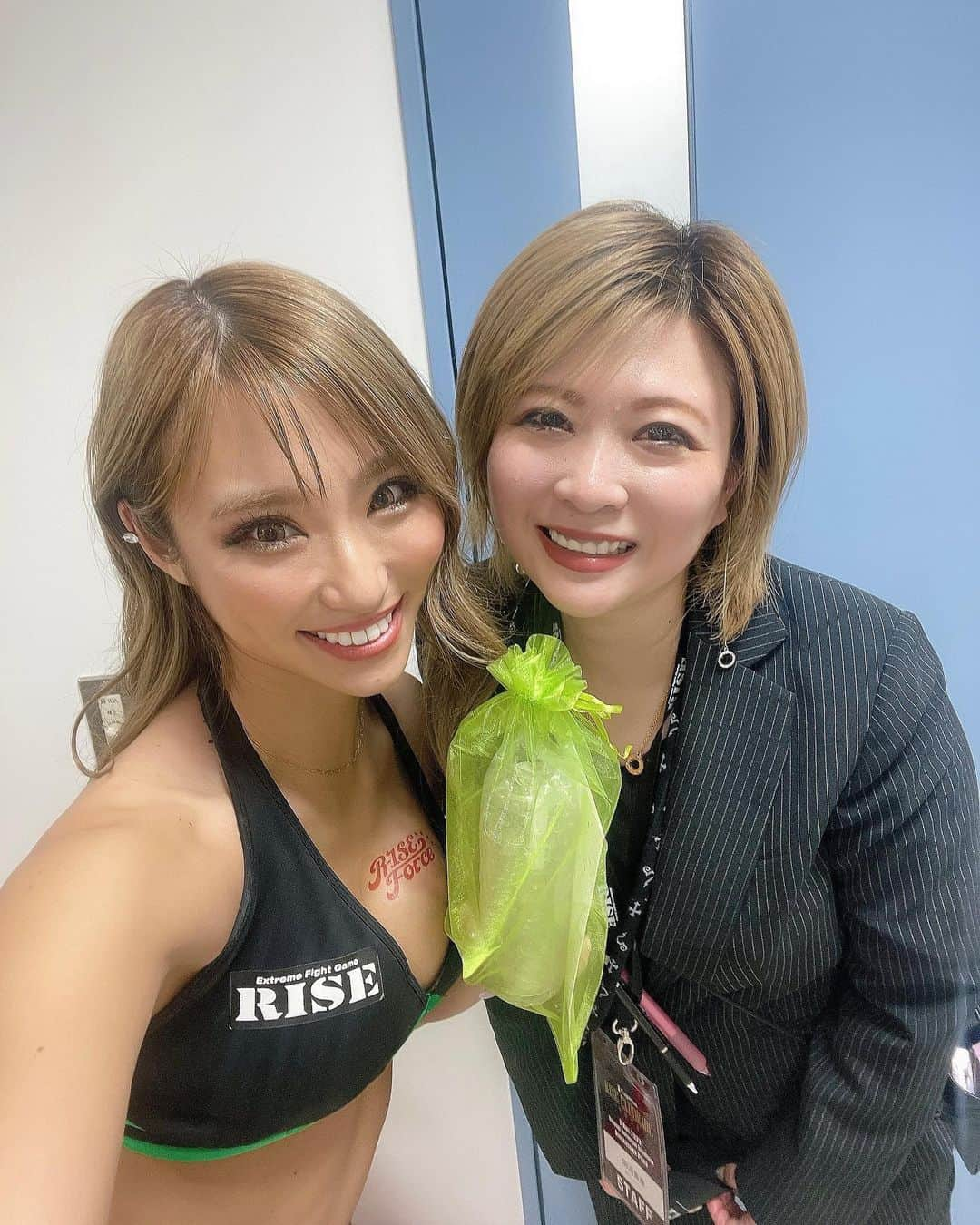 HIKARUさんのインスタグラム写真 - (HIKARUInstagram)「RISEラウンドガール卒業💚 とても濃い1年4ヶ月🙌🏾 お花を頂きました♡ 田沼さんからもプレゼント頂きました💚 みんな大好きだよ！！ ありがとうございました💚💚  #格闘技　#MISHONE  #ギャル　#日焼け #黒肌　#日サロ　#グラビア　#水着  #金髪 #撮影　#プラチナムプロダクション  #メイク　#レースクイーン　#ラウンドガール　#RISE  @coco_coco000  @rin__sakura  @hoshina_mizuki  @yuki_kiyose_  @rintakahashi0809  @planet_osiris  @930_chie.s  @chiho1128_i  @hana_0824」4月4日 23時10分 - hikaru__0211