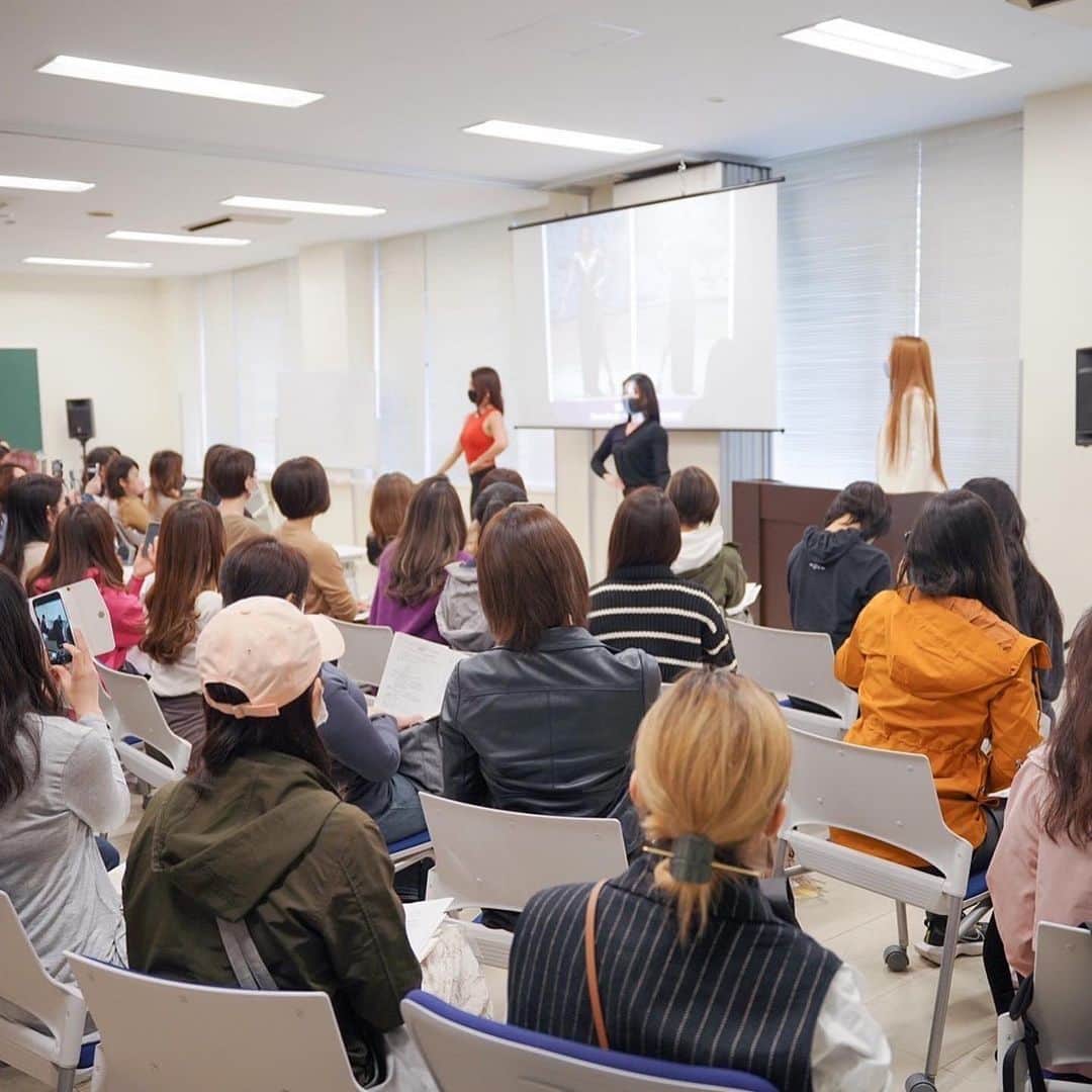 安井友梨さんのインスタグラム写真 - (安井友梨Instagram)「私は、ビキニフィットネスに挑戦してみようと、 ジムに通い始めた一歩が 人生を変えてくれました。  最初の一歩ってすごく難しい そこの垣根さえ低くなれば、 誰でも挑戦しやすいのに、、  「その一歩が人生を変える」 だと、私は思っています。  一歩目から十歩目は、 意外とあっという間で簡単です  一つひとつ頑張って磨いていくと、大会の日には、、  『自分史上最高の美』に 出会えるんです。  そんな風に、いかに自分自身の美しさを高める事ができたのかという努力や過程を評価する 大会になればと思っています。  『自分と未来を変える』ための一歩を‼️  ぜひ踏みだして欲しいです💗  @muscle_gate  @goldsgym  @goldsgym.japan  @favo_link  #bikinifiness #fitmodel #ドリームモデル」4月4日 23時28分 - yuri.yasui.98