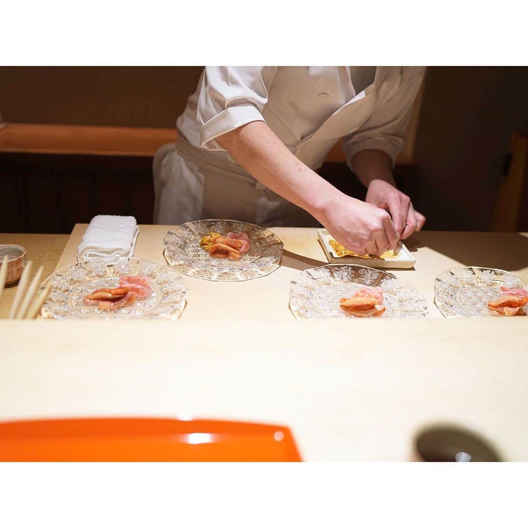 石井美保さんのインスタグラム写真 - (石井美保Instagram)「京都にきたら必ず杦さんに。 いよいよ希少化してきた花山椒を頂けて今回は何もかもタイミング良し。このオールドバカラでお造りを出して頂けるのも毎回の楽しみなんです。#mihoishii_京都」4月5日 8時32分 - miho_ishii