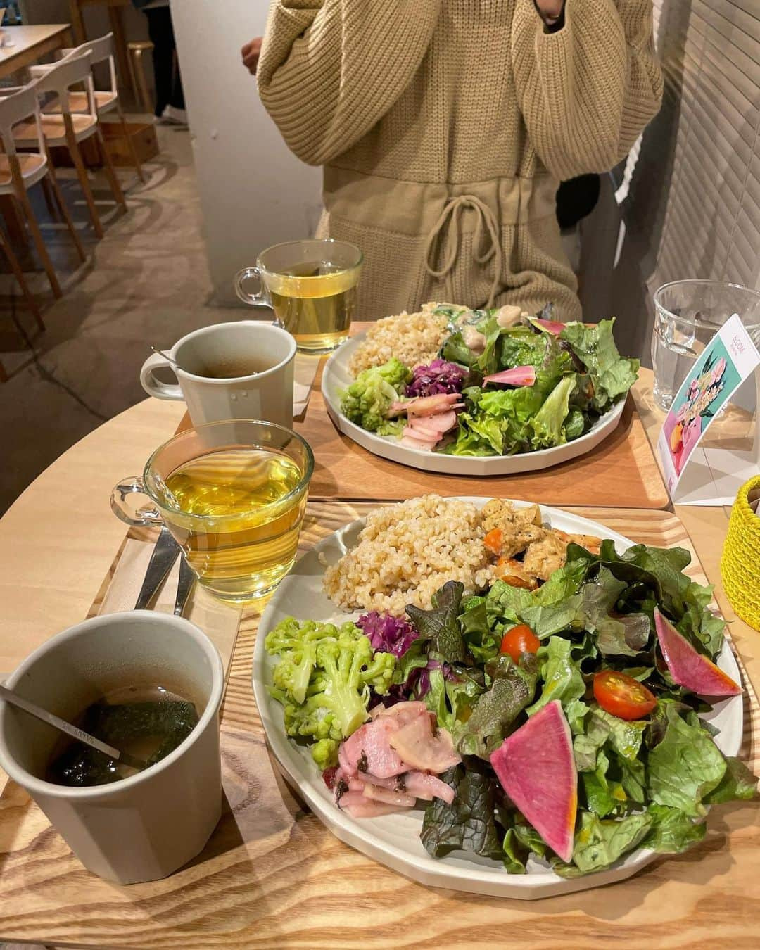 エリカ・セイラさんのインスタグラム写真 - (エリカ・セイラInstagram)「毎月行ってる美腸活CAFE & GROCERY L for You @lforyouaoyama にヴィーガンランチを食べに行ってきたよ🌱  青山で気軽にヴィーガンランチができるから便利✨  ヴィーガンかミートか選べる美腸プレートのランチセットにしたよ✨  玄米とグルテンフリーの米粉パンから選べるのが好き❤️  ここのヴィーガンギルトフリーのスイーツも美味しいんだよね😋  https://www.lforyou.tokyo/   #表参道カフェ #青山カフェ #ベジタリアン #ヴィーガン #グルテンフリー  #vegan #インフルエンサー #モデル #港区グルメ #eurasian #wasian #veganfood  #veganlife #ダイエット #ヘルシー #ヴィーガンレストラン #ヴィーガン生活 #プラントベース #plantbased #東京グルメ #グルメ #ビーガン #vegetarian #フィットネス女子 #ワークアウト女子 #表参道ランチ #表参道グルメ #青山ランチ #青山グルメ #港区カフェ」4月5日 11時35分 - erica_sarah_