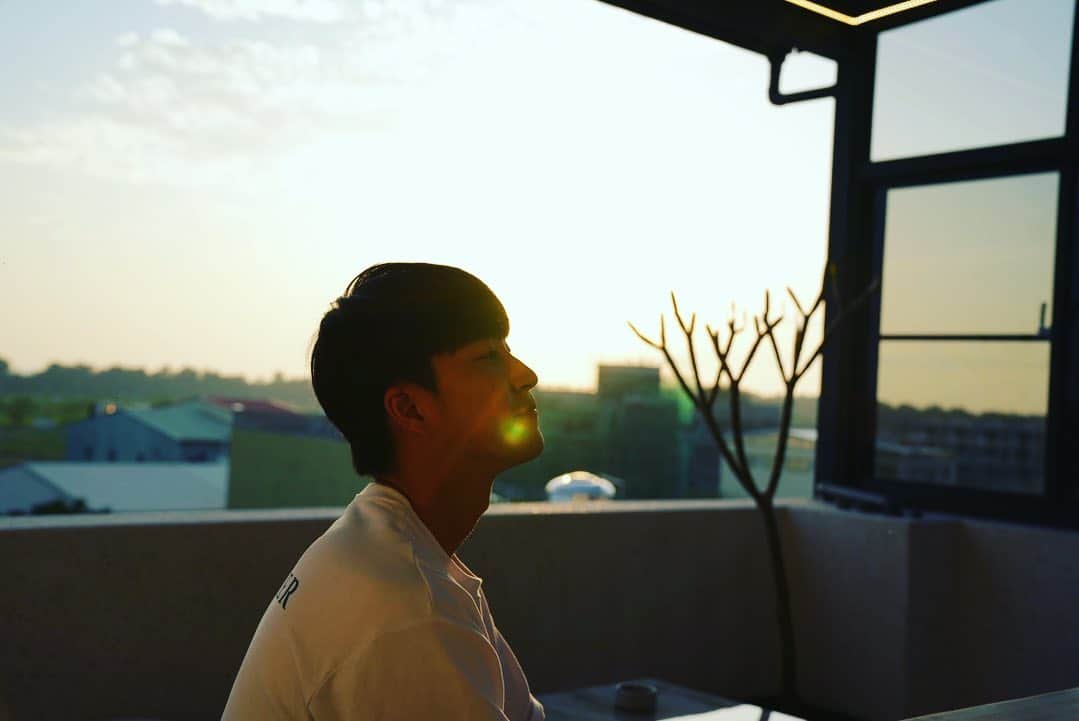 江宏傑さんのインスタグラム写真 - (江宏傑Instagram)「逆光✨ 也可以很自在😇 #衡定理#放鬆空間」4月5日 13時58分 - chiang_hung_chieh