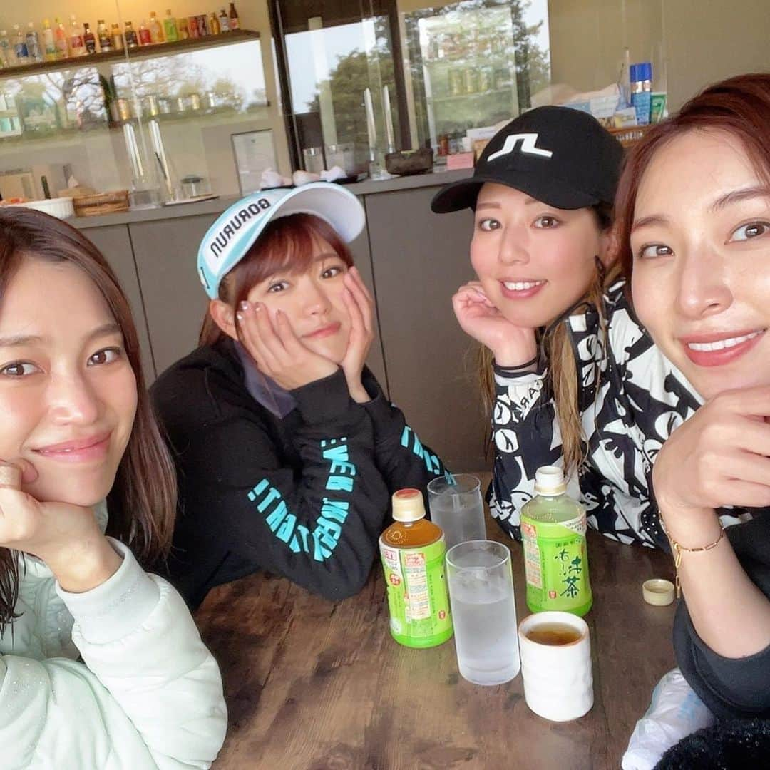 山内鈴蘭さんのインスタグラム写真 - (山内鈴蘭Instagram)「女子4人でのゴルフ楽しすぎ😆💗 笑いあり、笑いあり、笑いありww ． 個別に仲良かった友達たち🥺 また4人で行こうねん❣️ ． 大雨なのにリスケする気配のない意識高い私たちです。笑 ． だって濡れてしまえば気にならないし、なんなら雨ゴルフ出来るなんて逆に中々ない経験だし🥺 ． みんなポジティブでありがたてぇ🤣💗 ． ． だいすきぃぃぃよ💗💗💗💗 ． ． #ゴルフ #ゴルフ女子 #ゴルフ友達 #ゴルフウェア #ゴルフコンペ #ゴルフ好き #ゴルフ女子コーデ #gorurun #イーグルポイント #ゴルフ仲間 #雨ゴルフ  #ゴルフ好きな人と繋がりたい」4月5日 18時59分 - xxsuzuranxx