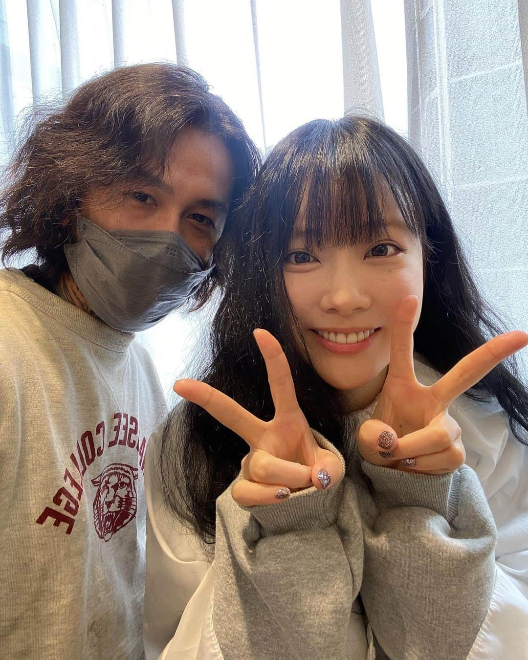 重盛さと美さんのインスタグラム写真 - (重盛さと美Instagram)「前髪多めに切った✂️ どう？かわいい？良い子みたい？（笑）  #プチイメチェン #脱シースルーバング #センター分けも出来るようにしてもらったよん🤓✌️◎  @ryoooooooooooooooo  渋谷のカリスマいつもありがとう！✨」4月5日 19時30分 - satomi_shigemori