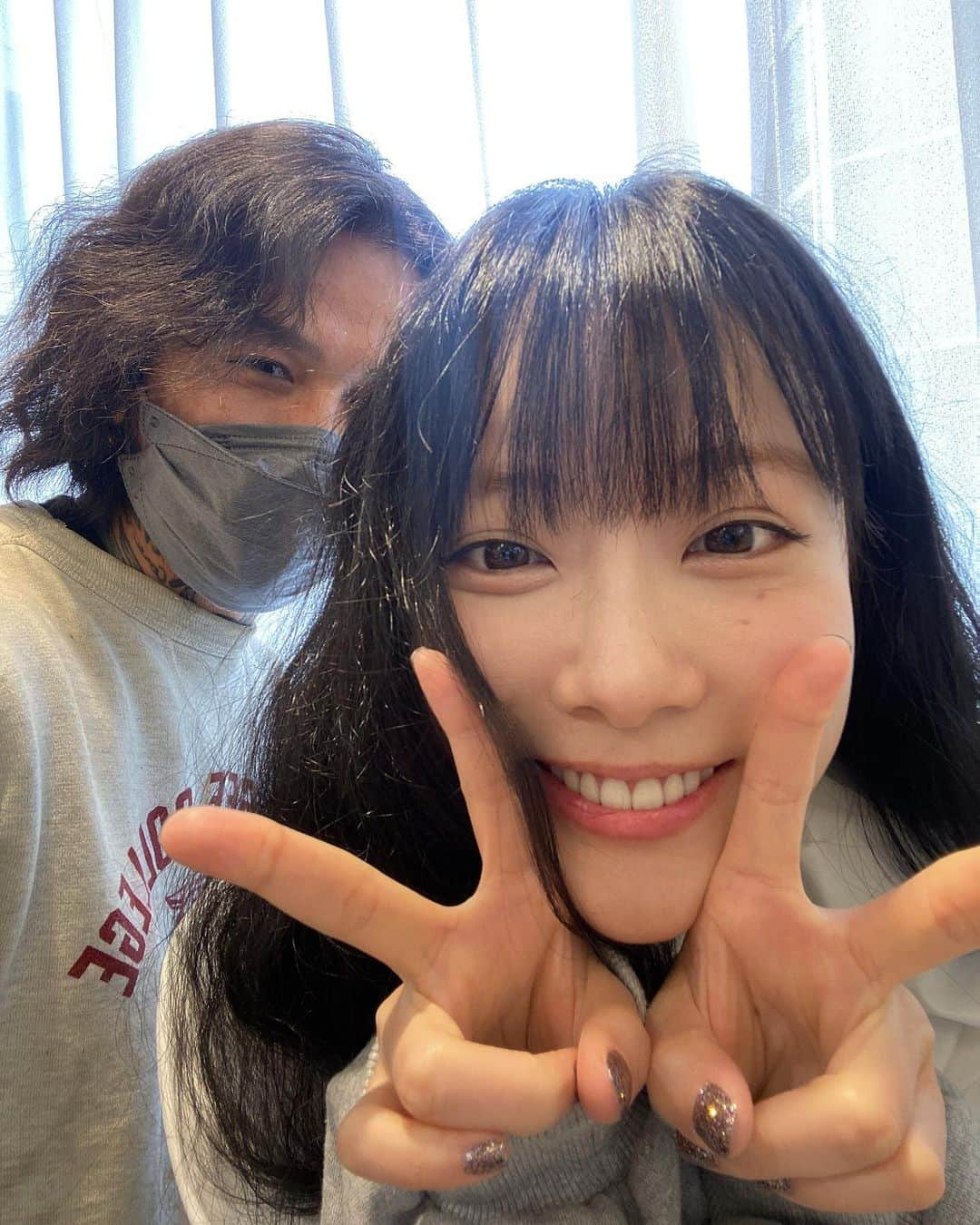 重盛さと美さんのインスタグラム写真 - (重盛さと美Instagram)「前髪多めに切った✂️ どう？かわいい？良い子みたい？（笑）  #プチイメチェン #脱シースルーバング #センター分けも出来るようにしてもらったよん🤓✌️◎  @ryoooooooooooooooo  渋谷のカリスマいつもありがとう！✨」4月5日 19時30分 - satomi_shigemori