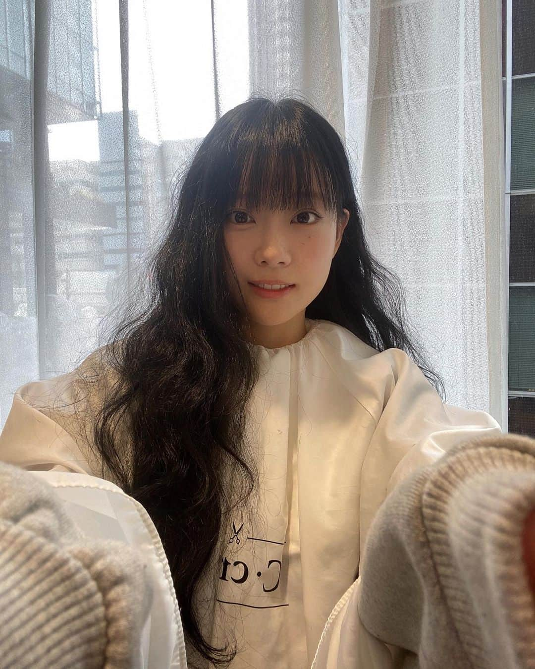 重盛さと美さんのインスタグラム写真 - (重盛さと美Instagram)「前髪多めに切った✂️ どう？かわいい？良い子みたい？（笑）  #プチイメチェン #脱シースルーバング #センター分けも出来るようにしてもらったよん🤓✌️◎  @ryoooooooooooooooo  渋谷のカリスマいつもありがとう！✨」4月5日 19時30分 - satomi_shigemori