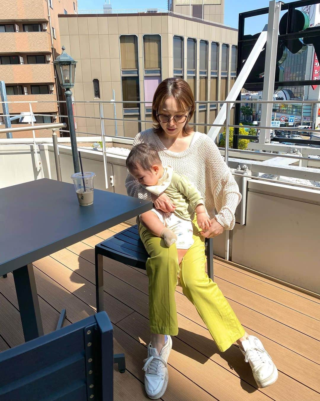 ハミ さんのインスタグラム写真 - (ハミ Instagram)「▽ 母が撮ってくれた途中な写真達 笑 👶🏻が可愛い瞬間は見惚れてボタン押せないらしい #親バカ部  今日は起きたら👶🏻のベッドシーツに血がいっぱい付いててパニック🤯  めっちゃご機嫌だし、どこも怪我してないし、 鼻血でもないし、歯が生えてきたわけでもないし、何事？💦  とりあえず病院行った方がいいか相談する番号に電話して状況を伝えたけど、  ご機嫌で傷が見つからないなら病院に行ってもわからないかも。との事😨  どうしたらいいのかな〜と思いながらお顔拭いて保湿クリーム塗ってたら、 嫌がっておっきな口開けた瞬間に傷発見😳！！  口の中の天井側（？）前歯（ないけど）のちょい後ろ辺りが少しだけ切れてた🤏 最近親指よく口にいれてるから、 きっとそれで傷ついたんだ💡  普通にご飯も食べるしミルクも飲むから、 痛くはないみたい。 大事じゃなくてめちゃくちゃほっとしました😭😮‍💨 いつもより短めに爪切って、鉄分たっぷりご飯にした🍚🥬  子育てって本当に想定外な事がたくさん起きますね🤦‍♀️  #育児日記#10ヶ月ベビー#男の子ベビー#子育て」4月5日 21時26分 - hami0519