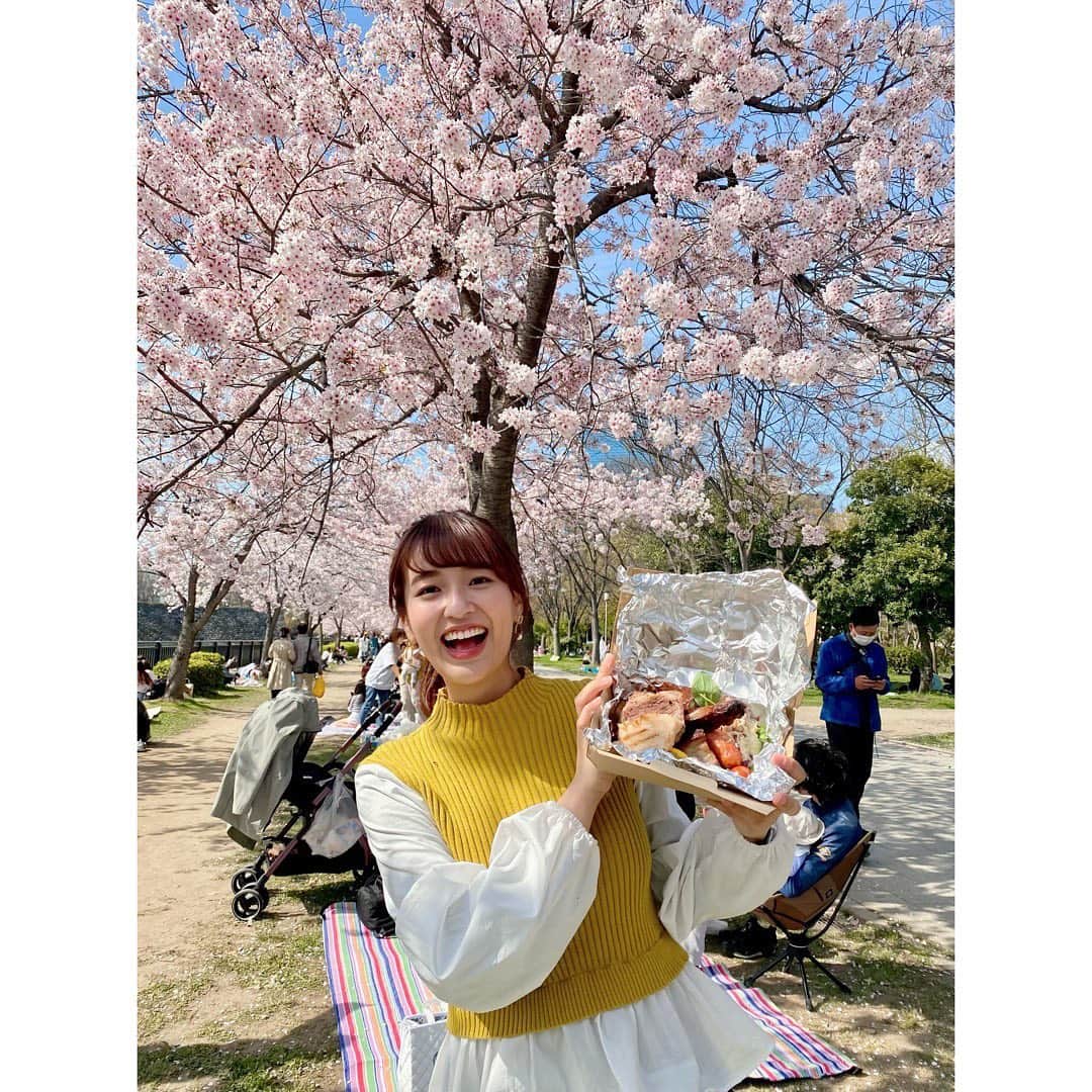 清水麻椰さんのインスタグラム写真 - (清水麻椰Instagram)「大阪城公園の桜、満開🌸🌸🌸 山崎アナとお花見してきました☺️🍡  半袖で過ごせるくらいのぽかぽか陽気に すれ違う人み〜んなの幸せそうな顔☺️🌸 やっぱりお花見はいいなぁ〜♪ 幸せな空間だった〜〜 まだぼーっとしてる〜😚💭💭💭  たくさんエネルギーをもらえた一日でした✨」4月5日 21時54分 - mayasmz