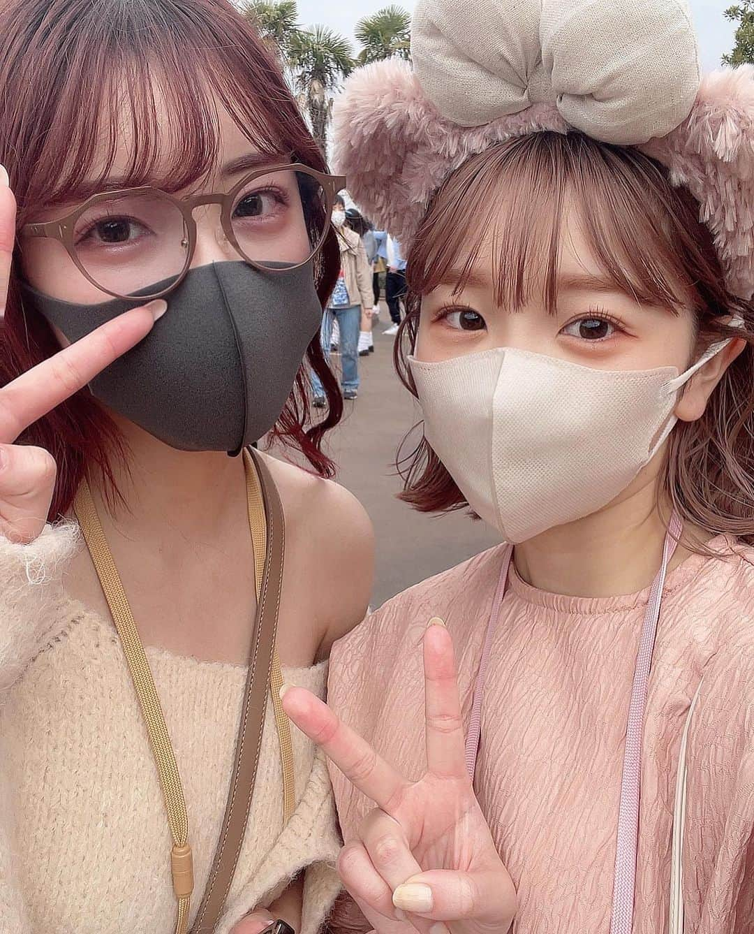 きりまるさんのインスタグラム写真 - (きりまるInstagram)「. . ディズニー投稿さいご🐭♡ （ しつけえよなごめん ）  なかなかのしつこい連投ごめん。笑  ２連並んだら１列揃えたくなるやん👧🏻👌🏻 でも、もうこれでおしまい！👌🏻 （にする）  最後のお姉ちゃんとの写真 うわべの友達感はんぱなさすぎて わらう。笑 全然たのしくなさそう（笑）  この写真だけ見ると確実に、 ばいばいしたあとのLINEで  👩🏻『もう楽しすぎたし笑いすぎたし最高すぎた😭💗 またディズニーいこ😭💗絶対また誘う😭💗らぶ』  👧🏻『ええ嬉しい😭💗私も絶対また誘う〜😭💗 えみちゃん綺麗すぎたし楽しすぎたし思い出😭💗』  って言ってお互い一生誘わんやつ 笑 の関係みたいな写真でわらう。笑笑 もう目に見えるもんな  （ ちゃんとガチ姉妹だよ ）  明日からはまた いろんなカフェとかコーデの写真 いっぱい載せるけんまってて👧🏻♡うほ . .」4月5日 22時22分 - kirimaruuu