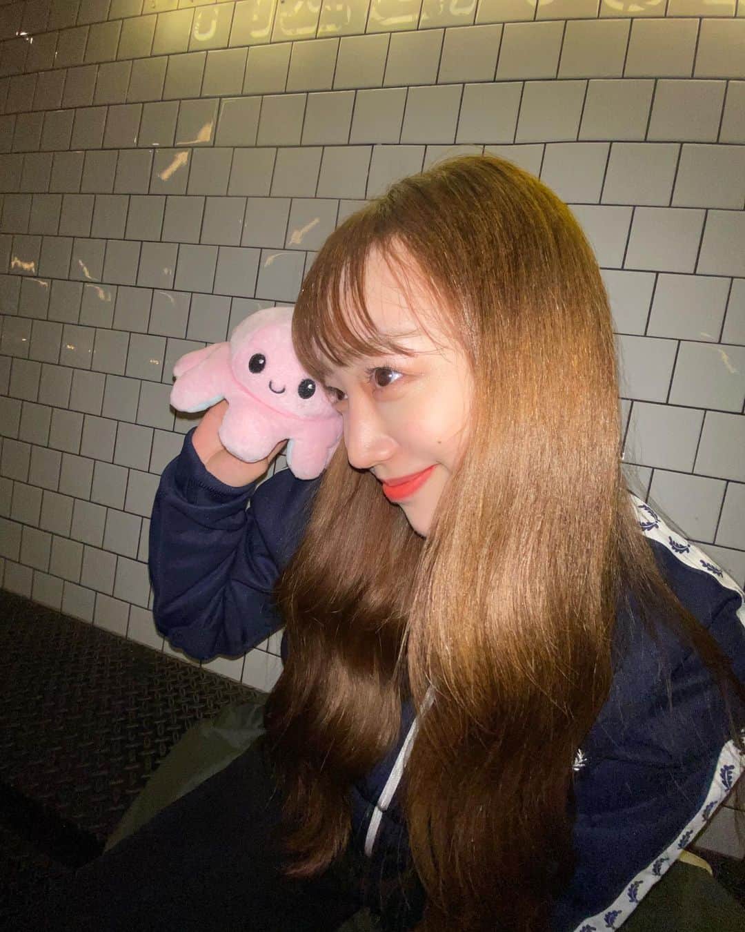 竹内ほのかさんのインスタグラム写真 - (竹内ほのかInstagram)「たぶんいままでで一番明るい髪色！ 春だし🌸ブリーチできたの！とっても気に入ってる @nemo_noos  . マツエクも久々に着けてもらいました👀短めナチュラルあがるう！ ありがとうございます！ @azyujuju」4月5日 23時21分 - pochandaa