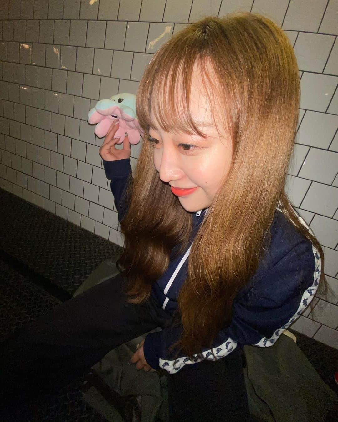 竹内ほのかさんのインスタグラム写真 - (竹内ほのかInstagram)「たぶんいままでで一番明るい髪色！ 春だし🌸ブリーチできたの！とっても気に入ってる @nemo_noos  . マツエクも久々に着けてもらいました👀短めナチュラルあがるう！ ありがとうございます！ @azyujuju」4月5日 23時21分 - pochandaa
