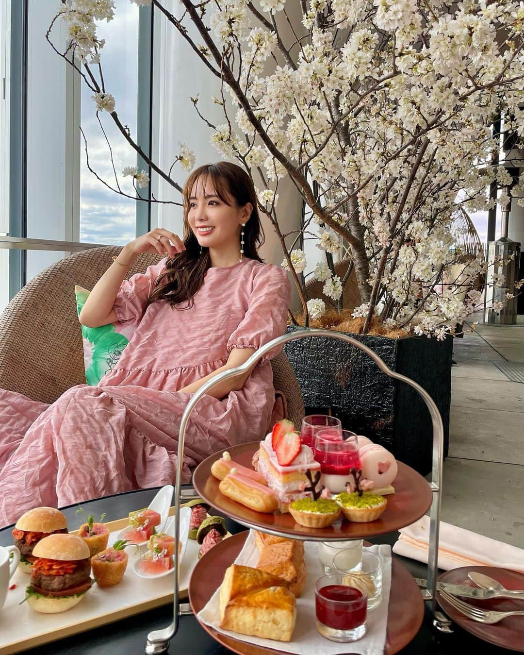 Aoiさんのインスタグラム写真 - (AoiInstagram)「これは間違いなく映えな世界観🌸  アンダーズ東京のルーフトップバーで毎年期間限定開催されている桜アフタヌーンティー🌸 @andaztokyo   17日までと短い期間の中だったので今年は絶対行きたいと思ってやっと行けた場所♡ もう都内の桜はほとんど散ってしまったけど 虎ノ門の52階でこんな豪華なお花見が出来て幸せ☺️❤️  さくら色が綺麗なお洋服は この間の伊勢丹ポップアップでゲットした　@lilirena_ のもの♡ この空間にぴったりでした💕  #アンダーズ東京 #andaztokyo #東京ホテル#東京観光#アフタヌーンティー#ホテルランチ#桜#お花見 #デート#デートスポット#女子会#おでかけ #映え#映えスポット #写真好きな人と繋がりたい #虎ノ門#日本の風景#travel」4月5日 23時46分 - aoioa