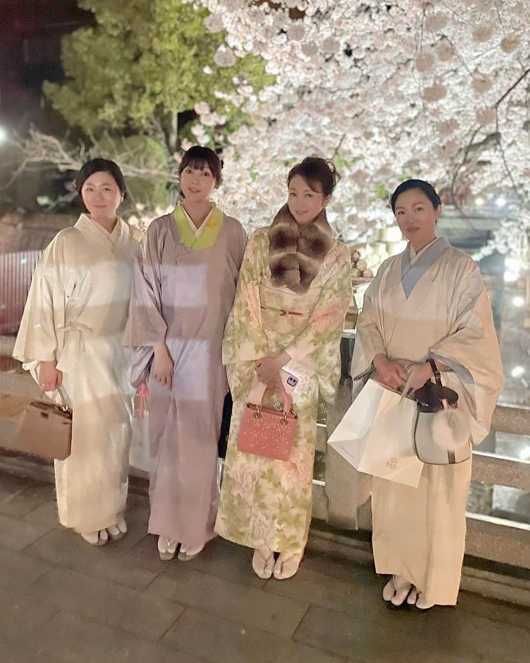 麻生あくらさんのインスタグラム写真 - (麻生あくらInstagram)「たくさんの🎂🏨お祝いのメッセージ✨ありがとうございました🌸🌸🌸ウレシィ🥲♡  令和4年4月4日のお誕生日は京都で🌸 桜がまだまだ待っていてくれて満開で、気候も穏やかで最高な一日でした。  仲良くして頂いている帯の洛風林の堀江姉妹も駆けつけてくださって姉と4人で本当に有り難く幸せな時でした✨この日の帯は洛風林♡ です。  @kougeiobijirakufulin  @akoyabonjourkimono   感謝♡  今年はチャレンジの年‼️ ワタシに出来ること模索して追求していきます💪🏻  どうぞ、この一年もよろしくお願い致します🌸🌸🌸  Love Akura  #令和4年4月4日　#44444 #ラッキーナンバー4 #曽田あくら#akurasoda #akurarobe#アクラローブ #感謝」4月6日 8時29分 - akura_akura