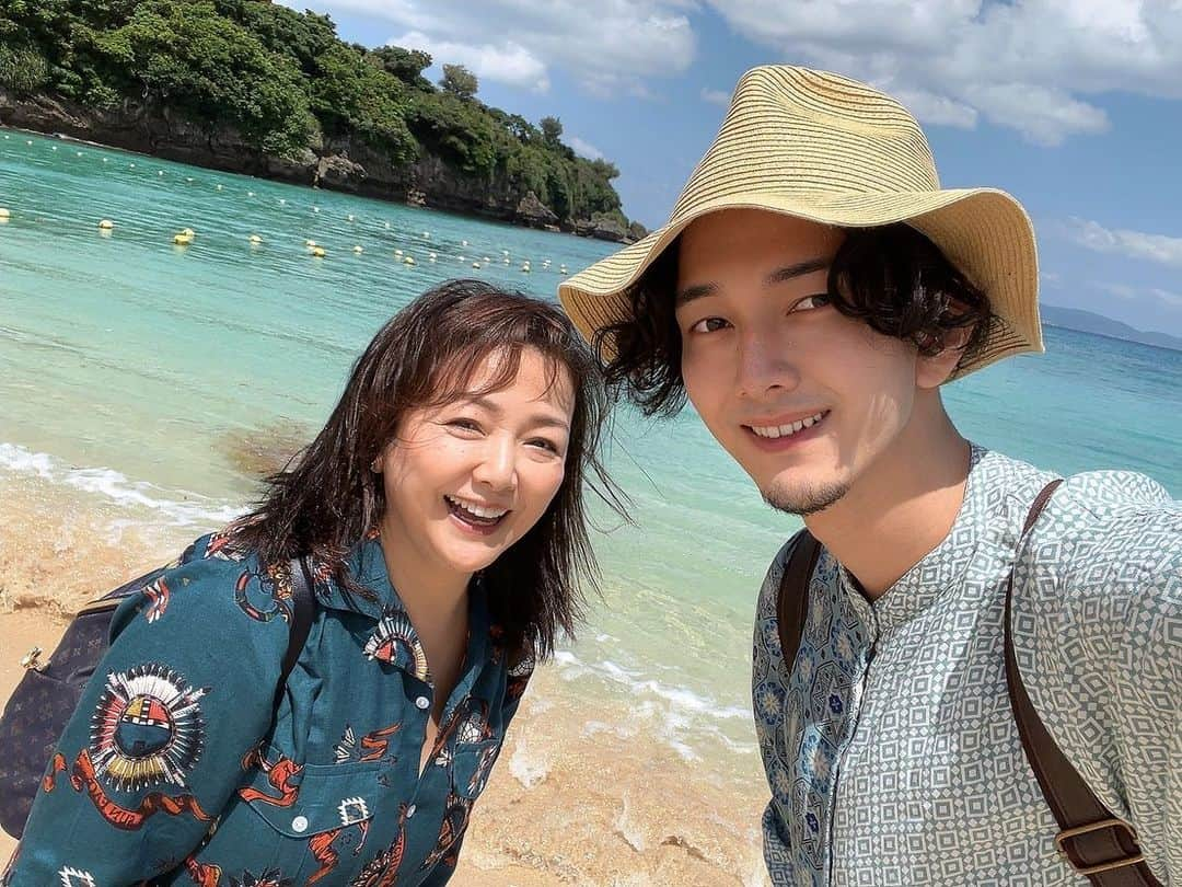 原日出子さんのインスタグラム写真 - (原日出子Instagram)「訳あって 沖縄 行って来ました♪ 初日は 沖縄在住の友人達と ライブに行って お食事💖 2日目は 同行の息子くんと ドライブ〜🚙 素晴らしい景色を満喫して お昼は 美味しいバーガー屋さんで🍔ランチ💖 アメリカンビレッジでお買い物✨ 写真がいっぱいなので 載せきれません😅 第2段は 後ほど〜  #沖縄 #ご褒美 #久しぶり #親子旅 #会いたい人 #海 #美味しいもの #ゴールディーズオールドハウス #毎日を楽しく #幸せのレシピ」4月6日 9時43分 - hara_hideko