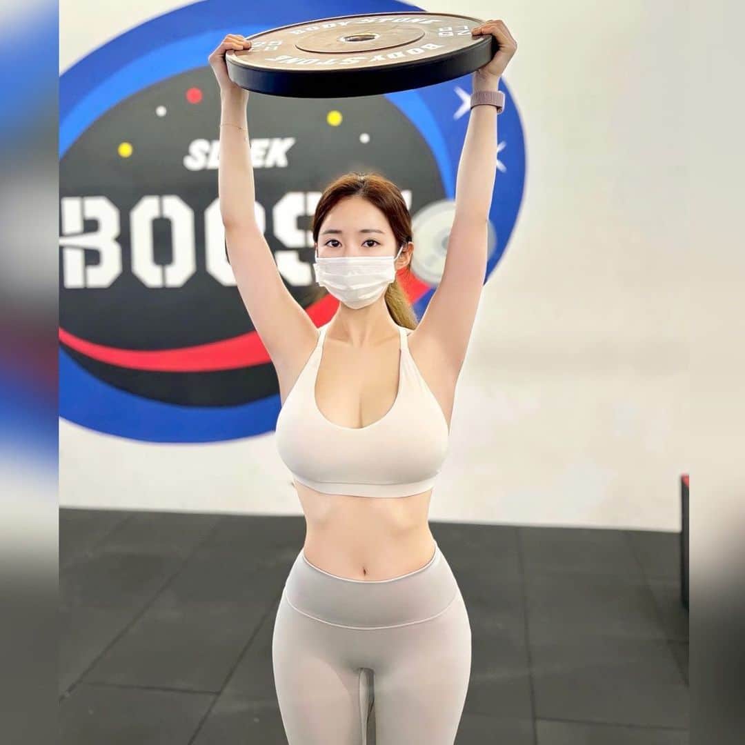 BodyON Koreaさんのインスタグラム写真 - (BodyON KoreaInstagram)「🔥생각과 삶이 멋진 #운동 피플들을 #바디온코리아 는 응원합니다! | | wow today_so2 👍😎💕 | | 🍀자신 or 주변 지인 중에 짐패션 핫피플 계시면 DM 보내주세요📩 | | #workout #model #korea #korean #koreangirl #koreanpop #selca #selfie #koreanstyle #koreafashion #girl #girls #beauty #bodypositive #bodycheck #healthy #bratop #leggings #크로스핏」4月6日 12時00分 - bodyonkorea
