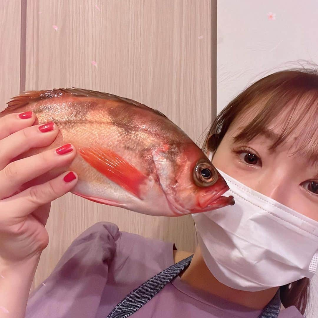 大沢あかねさんのインスタグラム写真 - (大沢あかねInstagram)「大好きな＠koretomomaki先生の お料理教室へ行ってきました❣️ 春告げ魚と言われる「めばる」を 姿造りするため捌いて来ました😆お刺身やめばるのアクアパッツァやめばるの春巻きも作りました❤️先生の発想やセンスには、いつも感動させられます✨  先生と親友とのお料理の時間は、 美味しくて楽しくて幸せな時間です😍 ＠koretomomaki @chieko_0224」4月6日 17時59分 - oosawa_akane.official