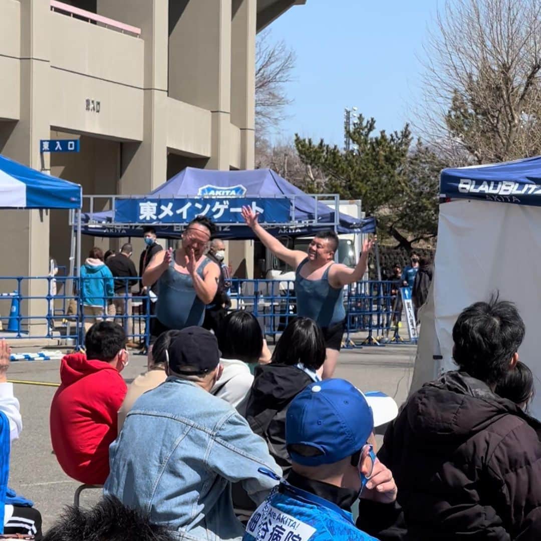 北川楓夏さんのインスタグラム写真 - (北川楓夏Instagram)「今季初スタジアム観戦🏟 いわてグルージャ盛岡戦、観てきましたー⚽️  久しぶりの生観戦、思いっきり楽しみたい！ ということで女子サッカー強豪校・常盤木学園出身 ステラの瀧澤優子さんにお供させてもらいました✨ ( @yu_ko.13 )  やはりスタジアム行き尽くしてる優子さんは楽しみ方熟知されていて、スタグルから会場での立ち回り方など余すことなく楽しむことができました🍻  優子さんがサッカーの解説も 隣でしてくれるというプレミアムな席でした💙贅沢〜✨  お天気も良くて、東北合戦ということで たくさんのサポーターさんが駆けつけていましたが ブラウブリッツ、見事ホームで勝利🏅 しかも3点も得点を決めてくれて大盛り上がりでした🔥 これはまた観に行きたくなっちゃうね！👀  5月下旬にはハピのシーズンも終了してしまうので ブラウ応援に切り替えていっぱい観に行きたいです📣  会場では試合前にキャミソウルブラザーズのお2人が盛り上げていました👏🏻青キャミもまた観られますように!!💙  #akita #秋田 #ブラウブリッツ秋田 #bbakita #スタグル #ソユスタ #ソユースタジアム #J2リーグ #キャミソウルブラザーズ #modelclubstella #モデルクラブステラ #瀧澤優子 さん #常盤木学園」4月6日 18時10分 - fuka.kitagawa