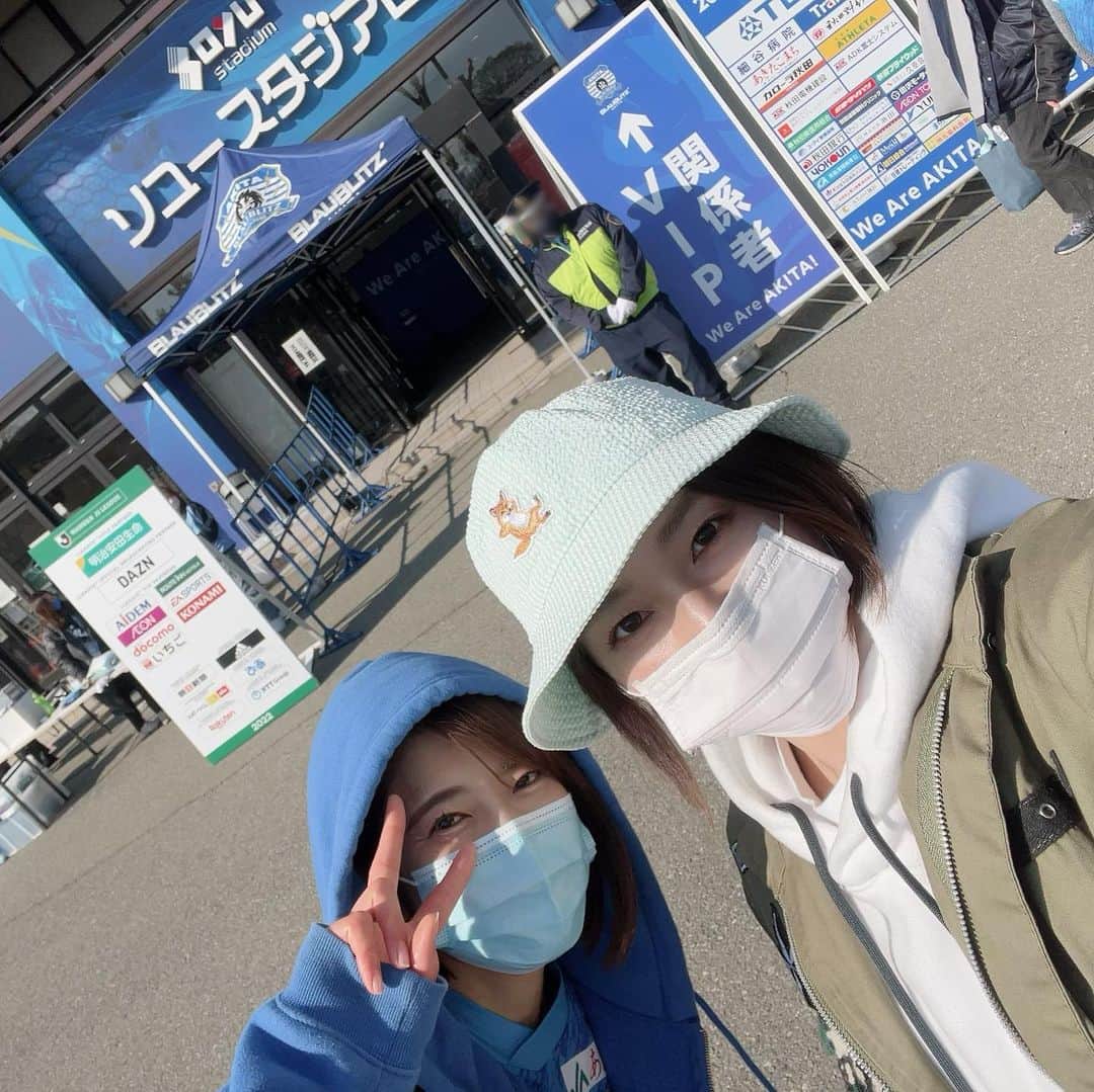北川楓夏さんのインスタグラム写真 - (北川楓夏Instagram)「今季初スタジアム観戦🏟 いわてグルージャ盛岡戦、観てきましたー⚽️  久しぶりの生観戦、思いっきり楽しみたい！ ということで女子サッカー強豪校・常盤木学園出身 ステラの瀧澤優子さんにお供させてもらいました✨ ( @yu_ko.13 )  やはりスタジアム行き尽くしてる優子さんは楽しみ方熟知されていて、スタグルから会場での立ち回り方など余すことなく楽しむことができました🍻  優子さんがサッカーの解説も 隣でしてくれるというプレミアムな席でした💙贅沢〜✨  お天気も良くて、東北合戦ということで たくさんのサポーターさんが駆けつけていましたが ブラウブリッツ、見事ホームで勝利🏅 しかも3点も得点を決めてくれて大盛り上がりでした🔥 これはまた観に行きたくなっちゃうね！👀  5月下旬にはハピのシーズンも終了してしまうので ブラウ応援に切り替えていっぱい観に行きたいです📣  会場では試合前にキャミソウルブラザーズのお2人が盛り上げていました👏🏻青キャミもまた観られますように!!💙  #akita #秋田 #ブラウブリッツ秋田 #bbakita #スタグル #ソユスタ #ソユースタジアム #J2リーグ #キャミソウルブラザーズ #modelclubstella #モデルクラブステラ #瀧澤優子 さん #常盤木学園」4月6日 18時10分 - fuka.kitagawa