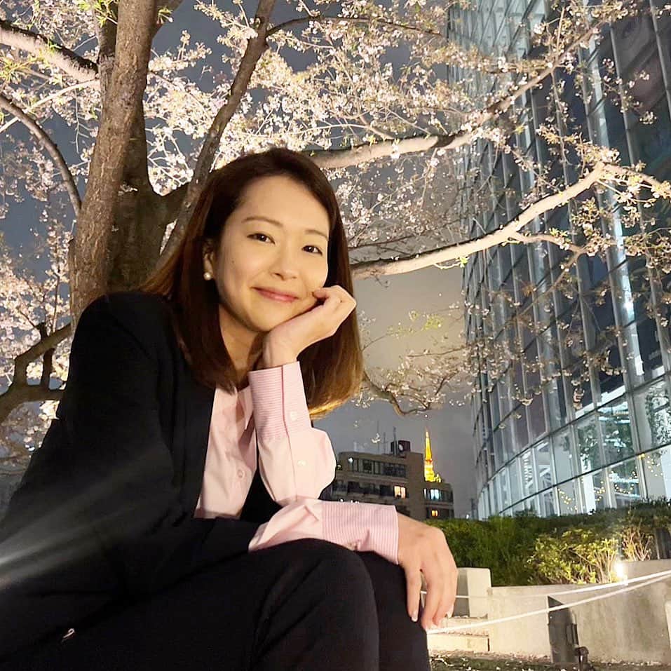 下村彩里さんのインスタグラム写真 - (下村彩里Instagram)「#夜桜 🌸見納め  毛利庭園の桜。 ライトアップされると、まだまだピンク色の花びらが綺麗に輝いて見えました。  昨日政府専用機で、 ウクライナの避難民の方達が、日本に入国しました。 今までに日本に避難してきた方達は400人以上。  少しでも、この桜を愛でながら、 日本で穏やか時間を過ごしてもらえるといいなと心から願い、 今私たちに出来ることは何か真剣に考えていきたいです。  #祖母がくれた #桜色 の #Yシャツ #ありがとう  #下村彩里 #テレビ朝日#テレビ朝日アナウンサー#報道ステーション#取材#フィールドリポーター#毛利庭園#桜」4月6日 19時01分 - sairi.shimomura_ex