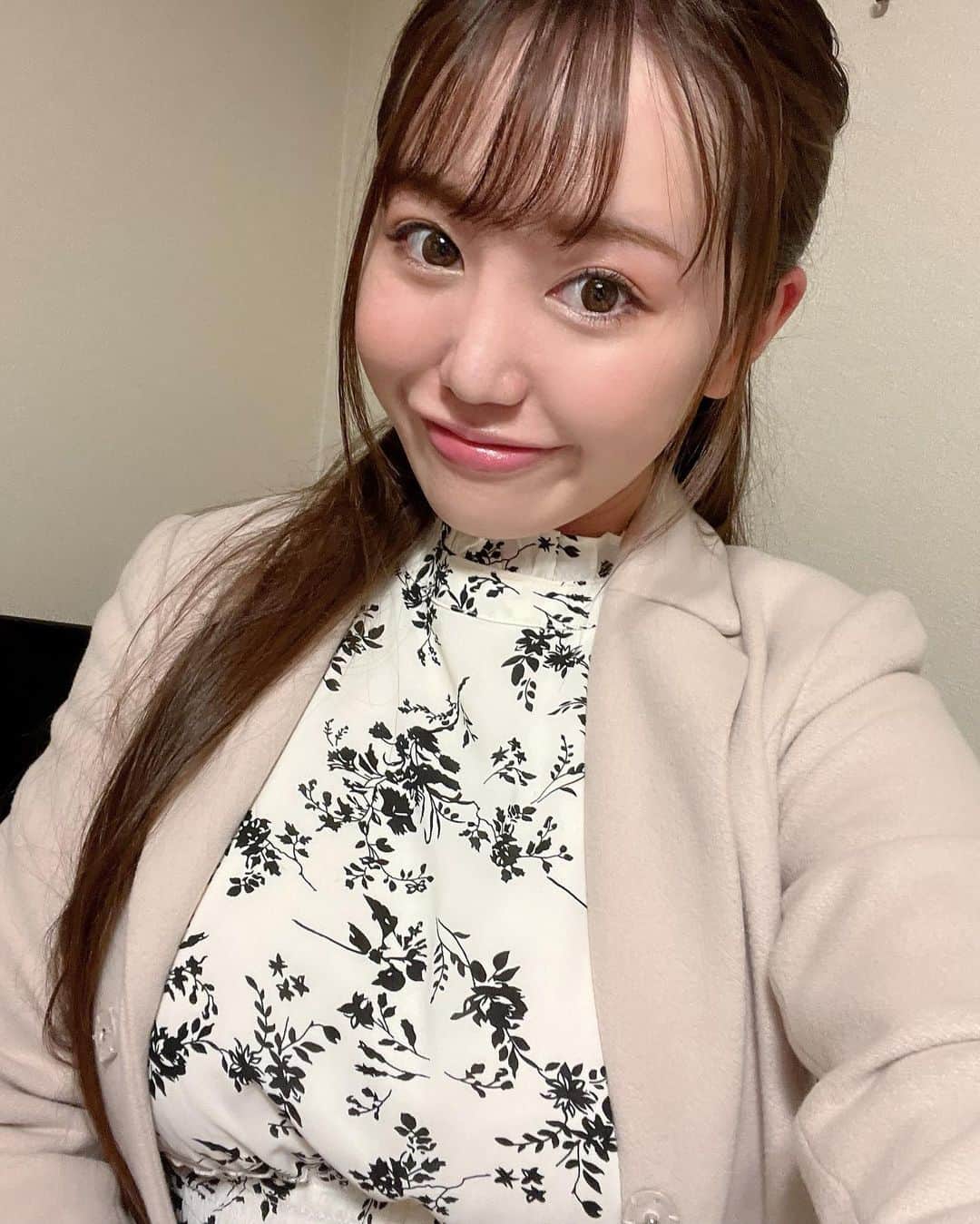 愛場れいらさんのインスタグラム写真 - (愛場れいらInstagram)「たまには私服💓👗 . 今日はネイルに行ったよ💅 濡れ感ちゅるっとネイル💠お気に入り ネイリストさん爪に蛙が🐸ついててびっくり！ . . 出演中の映画🎞公開まであと3日✨ 映画　#ターニングポイント　 #村山瑞穂　役です❤︎🎬 日曜日の舞台挨拶も出たかったのですが シュートボクシングのラウンドガールの 年間スケジュール予定が決まっていたためごめんなさい😖😫🙏 劇場以外の放送先もわかったら告知します❤️  . . .  ★毎週月曜日深夜25:00〜25:30チバテレ📺NEXT TV内放送 『　#ネクストチャレンジ 』出演中🎤 YouTube毎週日曜日UP ★4月4日よりチバテレにて放送開始の 新番組にレギュラー出演決定‼️ピンMCです💓 毎週月曜深夜26:00〜剱神ニズム内放送　『#ねくすぷっ 』 YouTubeは火曜日21時UP ★4/9公開　映画　ターニングポイント　村山瑞穂役　出演 ★4/10 SHOOTBOXING 後楽園ホールにてラウンドガール ★YouTube更新中(プロフィールリンクから) . #女優　#舞台挨拶　#役者　#俳優」4月6日 19時09分 - aibareira2
