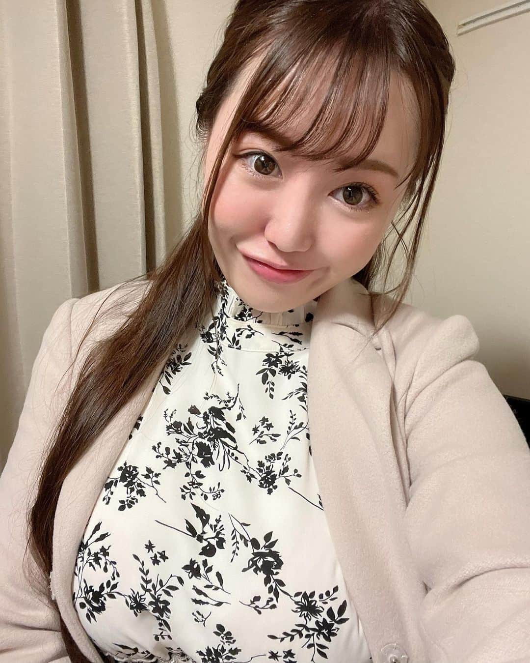 愛場れいらさんのインスタグラム写真 - (愛場れいらInstagram)「たまには私服💓👗 . 今日はネイルに行ったよ💅 濡れ感ちゅるっとネイル💠お気に入り ネイリストさん爪に蛙が🐸ついててびっくり！ . . 出演中の映画🎞公開まであと3日✨ 映画　#ターニングポイント　 #村山瑞穂　役です❤︎🎬 日曜日の舞台挨拶も出たかったのですが シュートボクシングのラウンドガールの 年間スケジュール予定が決まっていたためごめんなさい😖😫🙏 劇場以外の放送先もわかったら告知します❤️  . . .  ★毎週月曜日深夜25:00〜25:30チバテレ📺NEXT TV内放送 『　#ネクストチャレンジ 』出演中🎤 YouTube毎週日曜日UP ★4月4日よりチバテレにて放送開始の 新番組にレギュラー出演決定‼️ピンMCです💓 毎週月曜深夜26:00〜剱神ニズム内放送　『#ねくすぷっ 』 YouTubeは火曜日21時UP ★4/9公開　映画　ターニングポイント　村山瑞穂役　出演 ★4/10 SHOOTBOXING 後楽園ホールにてラウンドガール ★YouTube更新中(プロフィールリンクから) . #女優　#舞台挨拶　#役者　#俳優」4月6日 19時09分 - aibareira2