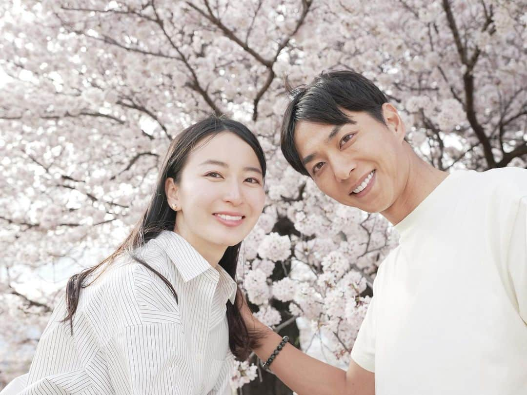 岩間恵さんのインスタグラム写真 - (岩間恵Instagram)「散る前にお花見🌸  今年も山梨の桃の花見たかったけど、 山梨いるあいだ、雨ばかりでダメだった、、、。」4月6日 19時22分 - iwamame