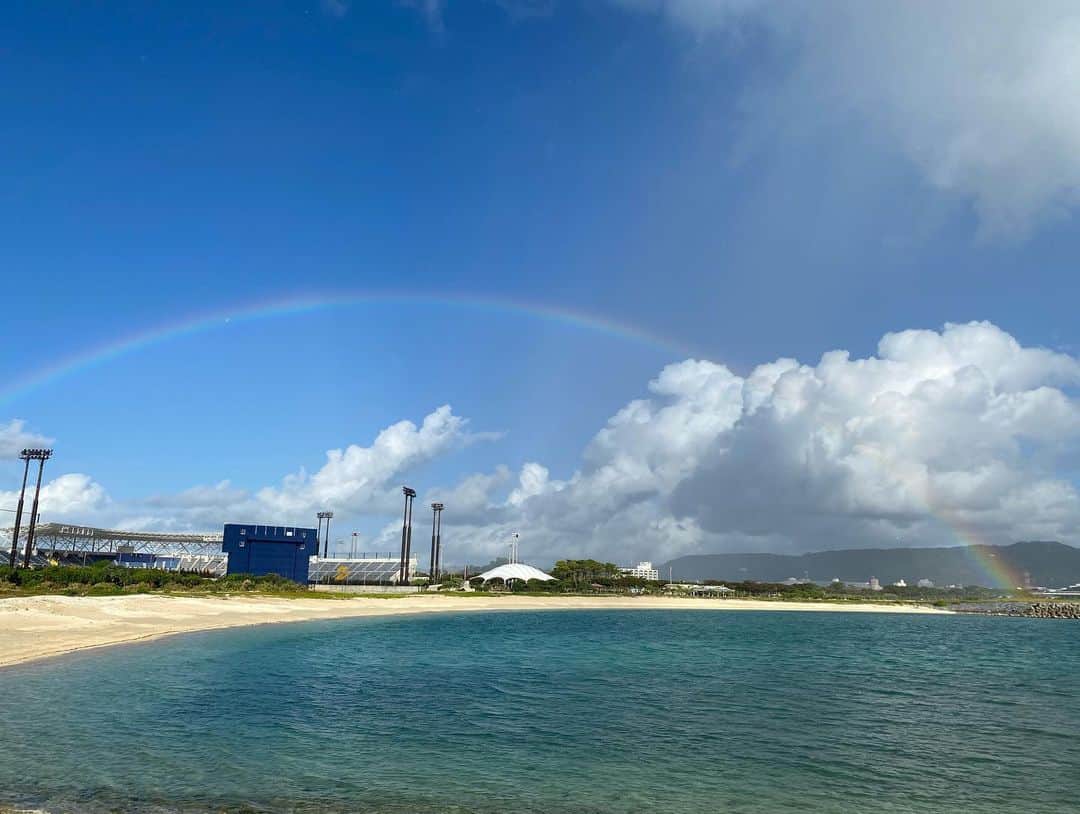 稲垣来泉さんのインスタグラム写真 - (稲垣来泉Instagram)「. . 沖縄ロケ2日目 #ちむどんどん の撮影が終わった後 比嘉家4兄弟で海辺をお散歩していたら . とっても大きな虹が 目の前にかかりました！🌈 . なんだか「頑張ってね」と応援してもらえてるみたいで とっても嬉しかった時の写真です。 . . いよいよ11日から放送です。 . 沖縄の本土復帰50年を記念し、 沖縄本島北部のやんばるを舞台に おとうちゃんおかぁちゃんと 個性豊かな4兄妹の比嘉家。 笑って泣ける絆を是非見てください！ . . . . 春休みは今日までです… 明日からは新学年。 . . 普段、投稿回数が少ないInstagramなのですが たくさんのいいねやコメント いつも本当にありがとうございます。 コメントなどを読み、 たくさん応援していだだいているんだと感じ とっても嬉しいです。 ありがとうございます。 . 去年もですがいつもの感謝の気持ちを込めて 春休み中、毎日更新したいと思いました。 . 本当に少しだけでも 1日の楽しみのひとつになっていただけたら 嬉しかったです。 . 本当にありがとうございました。 . これからも笑顔で頑張ります。 どうか見守ってください。 . . . #朝ドラ #ちむどんどん #4月11日から放送 #NHK #8時から  #比嘉家4兄妹 #沖縄 #比嘉暢子 #虹 . 各事務所様。お写真掲載許可いただきありがとうございました。」4月6日 19時32分 - kurumi_inagaki