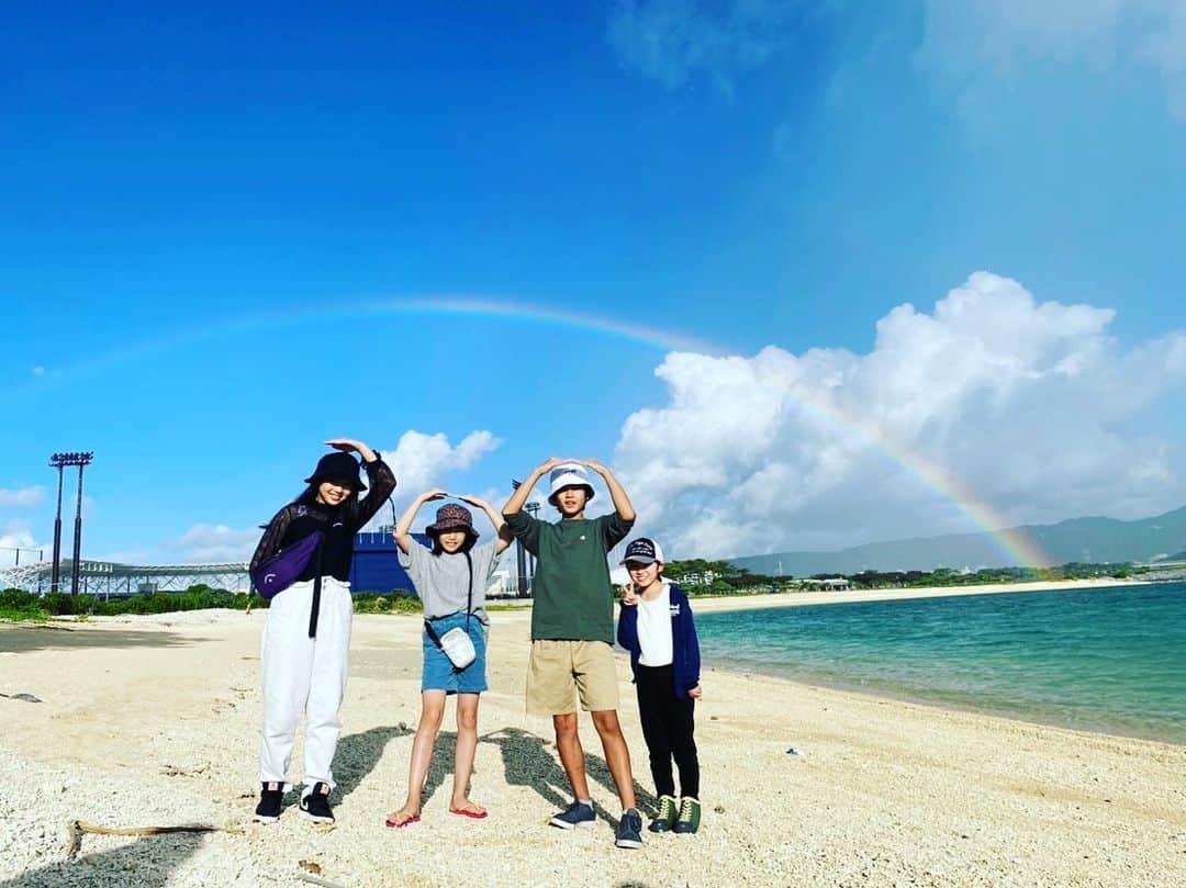 稲垣来泉さんのインスタグラム写真 - (稲垣来泉Instagram)「. . 沖縄ロケ2日目 #ちむどんどん の撮影が終わった後 比嘉家4兄弟で海辺をお散歩していたら . とっても大きな虹が 目の前にかかりました！🌈 . なんだか「頑張ってね」と応援してもらえてるみたいで とっても嬉しかった時の写真です。 . . いよいよ11日から放送です。 . 沖縄の本土復帰50年を記念し、 沖縄本島北部のやんばるを舞台に おとうちゃんおかぁちゃんと 個性豊かな4兄妹の比嘉家。 笑って泣ける絆を是非見てください！ . . . . 春休みは今日までです… 明日からは新学年。 . . 普段、投稿回数が少ないInstagramなのですが たくさんのいいねやコメント いつも本当にありがとうございます。 コメントなどを読み、 たくさん応援していだだいているんだと感じ とっても嬉しいです。 ありがとうございます。 . 去年もですがいつもの感謝の気持ちを込めて 春休み中、毎日更新したいと思いました。 . 本当に少しだけでも 1日の楽しみのひとつになっていただけたら 嬉しかったです。 . 本当にありがとうございました。 . これからも笑顔で頑張ります。 どうか見守ってください。 . . . #朝ドラ #ちむどんどん #4月11日から放送 #NHK #8時から  #比嘉家4兄妹 #沖縄 #比嘉暢子 #虹 . 各事務所様。お写真掲載許可いただきありがとうございました。」4月6日 19時32分 - kurumi_inagaki