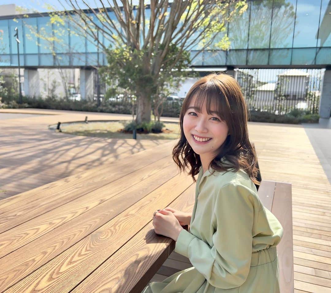 澤井志帆さんのインスタグラム写真 - (澤井志帆Instagram)「.2022.4.6 ⁡ ㊗️Daiichi-TV新社屋　グランドオープン🎉✨ ⁡ 私は今日初めて中庭へ足を踏み入れたんですが、とても広くて綺麗で驚きました😭👏🏻 松浦さんに沢山記念写真を撮ってもらいました✌🏻(3枚目) ⁡ 生まれ変わった社屋でこれから働けると思うとワクワクします💪🏻 ⁡ ⁡ #DaiichiTV#新社屋#アナウンサー#アナウンサー衣装#今日の衣装#衣装#外巻き#外ハネミディアム」4月6日 19時41分 - shiho_sawai