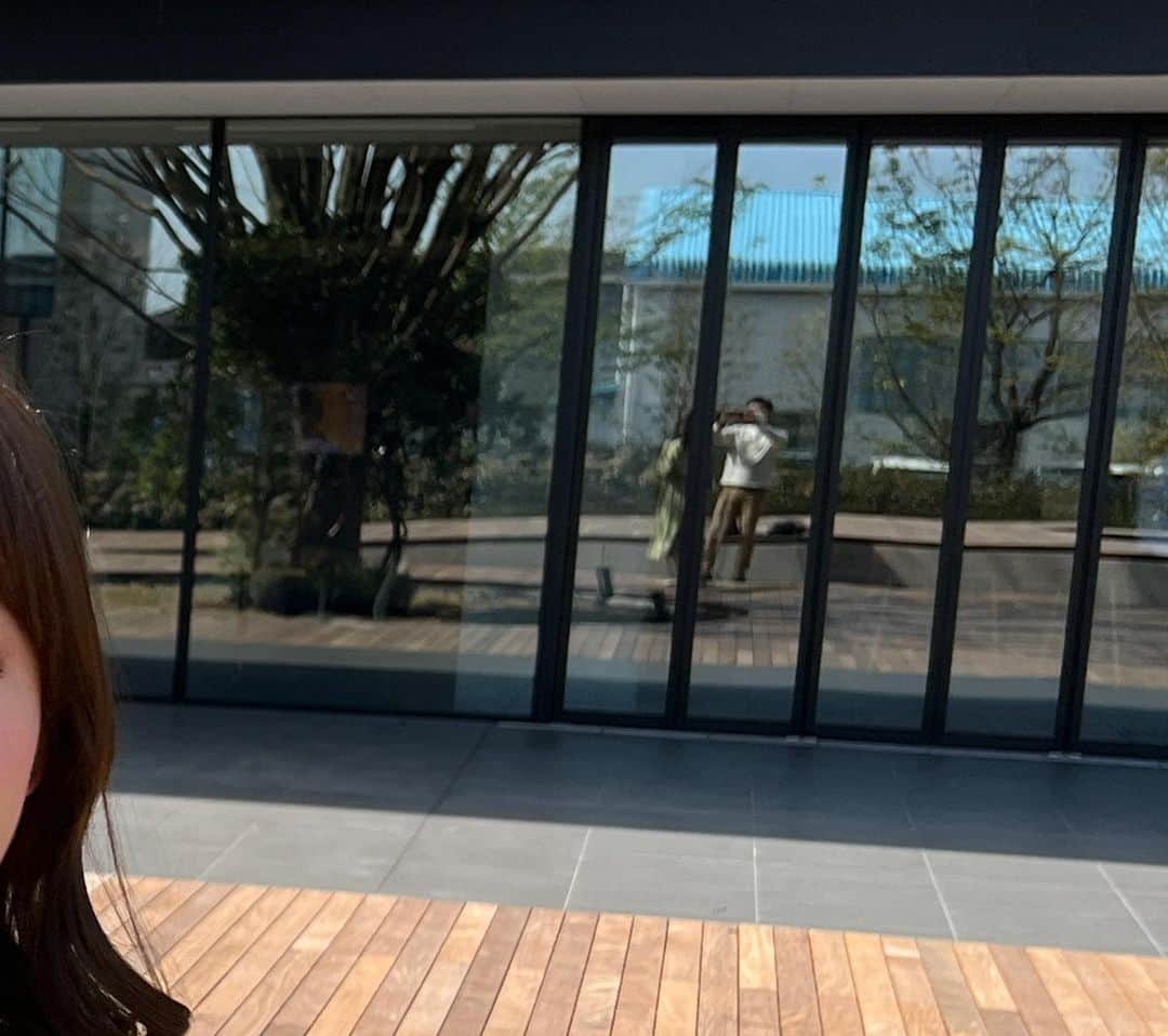 澤井志帆さんのインスタグラム写真 - (澤井志帆Instagram)「.2022.4.6 ⁡ ㊗️Daiichi-TV新社屋　グランドオープン🎉✨ ⁡ 私は今日初めて中庭へ足を踏み入れたんですが、とても広くて綺麗で驚きました😭👏🏻 松浦さんに沢山記念写真を撮ってもらいました✌🏻(3枚目) ⁡ 生まれ変わった社屋でこれから働けると思うとワクワクします💪🏻 ⁡ ⁡ #DaiichiTV#新社屋#アナウンサー#アナウンサー衣装#今日の衣装#衣装#外巻き#外ハネミディアム」4月6日 19時41分 - shiho_sawai
