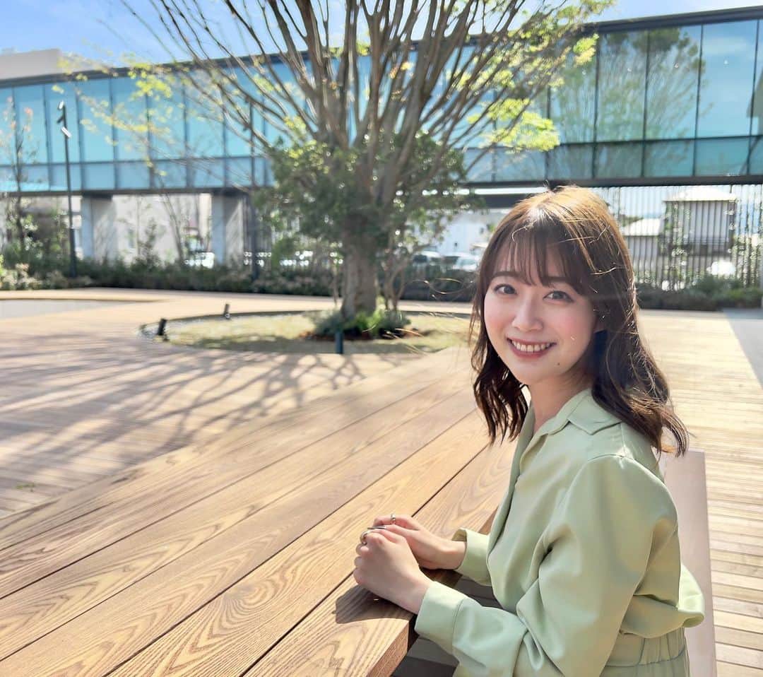 澤井志帆さんのインスタグラム写真 - (澤井志帆Instagram)「.2022.4.6 ⁡ ㊗️Daiichi-TV新社屋　グランドオープン🎉✨ ⁡ 私は今日初めて中庭へ足を踏み入れたんですが、とても広くて綺麗で驚きました😭👏🏻 松浦さんに沢山記念写真を撮ってもらいました✌🏻(3枚目) ⁡ 生まれ変わった社屋でこれから働けると思うとワクワクします💪🏻 ⁡ ⁡ #DaiichiTV#新社屋#アナウンサー#アナウンサー衣装#今日の衣装#衣装#外巻き#外ハネミディアム」4月6日 19時41分 - shiho_sawai