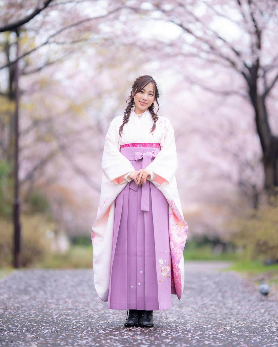 霧島聖子さんのインスタグラム写真 - (霧島聖子Instagram)「桜の精です🌸💕  頭の上に桜の花びらが乗ってるのはたまたまなんだけど 意図せずgoodですね👍 #撮影会　#桜　#🌸　#花見　#袴 #kimono #モダン #さくら #お花見 #雨 #和装 #編み込み　#スワイプしてね」4月6日 20時01分 - seiko_kirishima