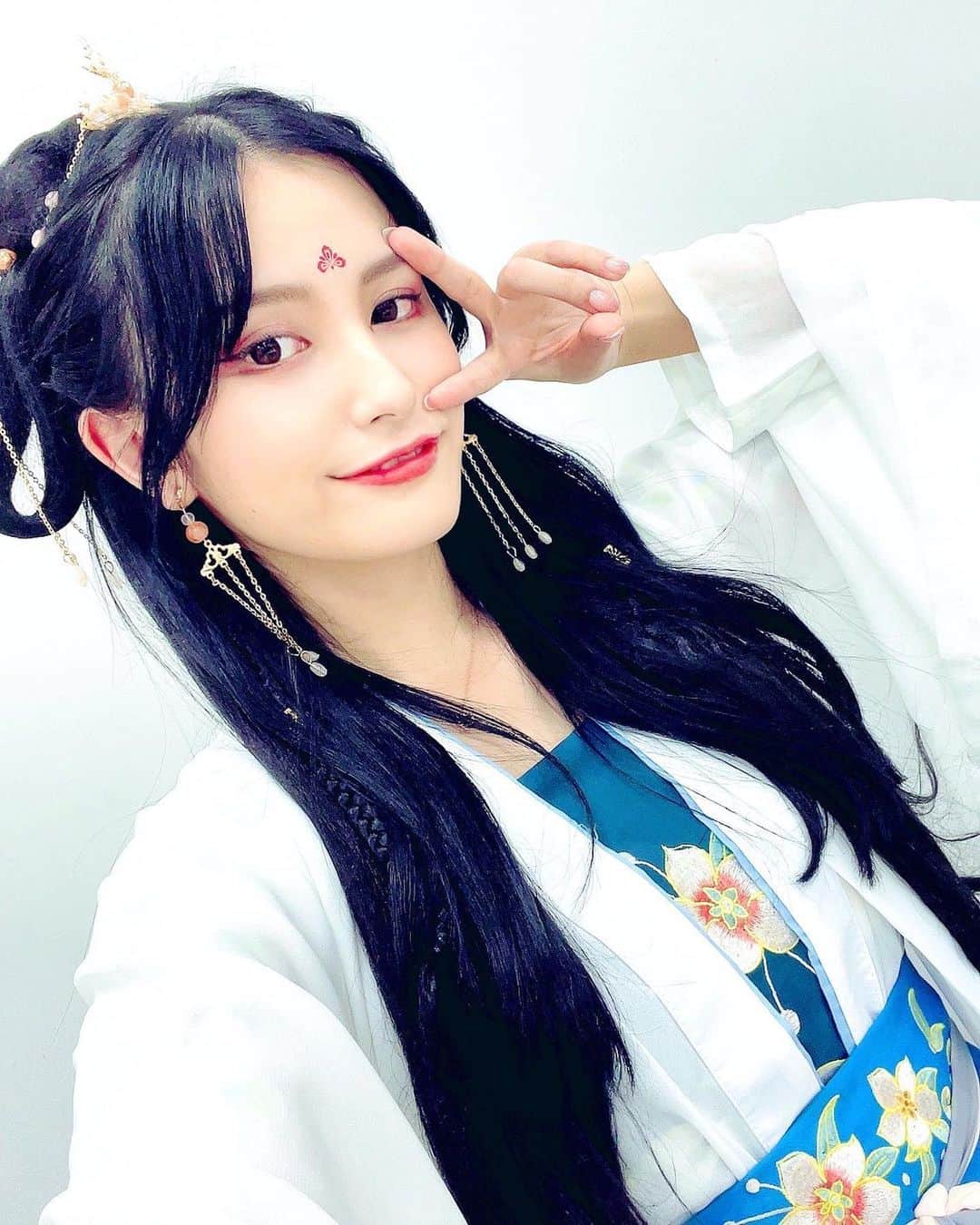 池谷実悠さんのインスタグラム写真 - (池谷実悠Instagram)「Hi〜🌸 合适吗🦹‍♀️？ 请在评论中告诉我🇨🇳 一直想穿汉服，很开心🐼 #漢服 #中華女子 #中国語学習   似合ってますかー？ 感想をコメントで教えてください！ ずっと漢服を着たいと言い続けていたので、着ることができてめちゃ嬉しい！！❤️的な意味です😂  こだわりポイントの目元の赤が映えた お気に入りの写真です。  実は、普段は すごく大きなイヤーカフをつけたり、 今風に言うと、イカつい格好というんでしょうか... 治安が悪そう？な雰囲気が少し香る感じが好みなのですが、 1枚目のピースしてる写真はそんな感じじゃないですか？😂 気に入っています！  #その着せ替え人形は恋をする  の #喜多川海夢 ちゃんをイメージしたピース✌️ 彼女はなんとなく自分と重なるような部分が多くて、 推しています😊  ちなみに髪色は.こだわりの #ブルーブラック　 地毛も染めました。」4月6日 20時32分 - miyu_iketani