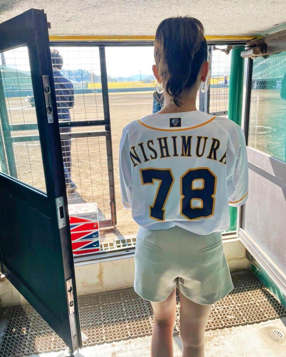 西村まどかさんのインスタグラム写真 - (西村まどかInstagram)「▷ ▷ swipe ▷ 最後に動画もあります⚾️ 福井開幕戦 始球式🎊ノーバン目標達成🎊 やったー！練習した甲斐がありました✌︎  本番前に教えてくださった、秋吉選手ありがとうございました🙇‍♀️ ㅤㅤㅤㅤㅤㅤㅤㅤㅤㅤㅤㅤㅤ 初めて生で見る野球、声や音がすぐ近くで感じられて迫力がすごかったです！楽しかった〜！もっと詳しく知りたくなりましたっ⚾️ ㅤㅤㅤㅤㅤㅤㅤㅤㅤㅤㅤㅤㅤ クラウドファンディングもやってるそうなので、福井の皆さん、野球好きの方、もし興味ある方はぜひ協力してくれると嬉しいです☺️ 今は色んな応援の形があっていいね！地元はやっぱり応援したい🐘🧡 ㅤㅤㅤㅤㅤㅤㅤㅤㅤㅤㅤㅤㅤ ありがとうございました🌸 ㅤㅤㅤㅤㅤㅤㅤㅤㅤㅤㅤㅤㅤ 久しぶりにポニーテールしたなぁ笑ㅤㅤㅤㅤㅤㅤㅤㅤㅤㅤㅤㅤㅤㅤㅤㅤㅤㅤㅤㅤㅤㅤㅤㅤㅤㅤ #福井ネクサスエレファンツ  #日本海オセアンリーグ  #始球式 #開幕戦 #野球 #野球観戦  #福井 #ふくいブランド大使 #福いいネ  #ポニーテール #ユニフォーム」4月6日 21時03分 - madoka_nsmr